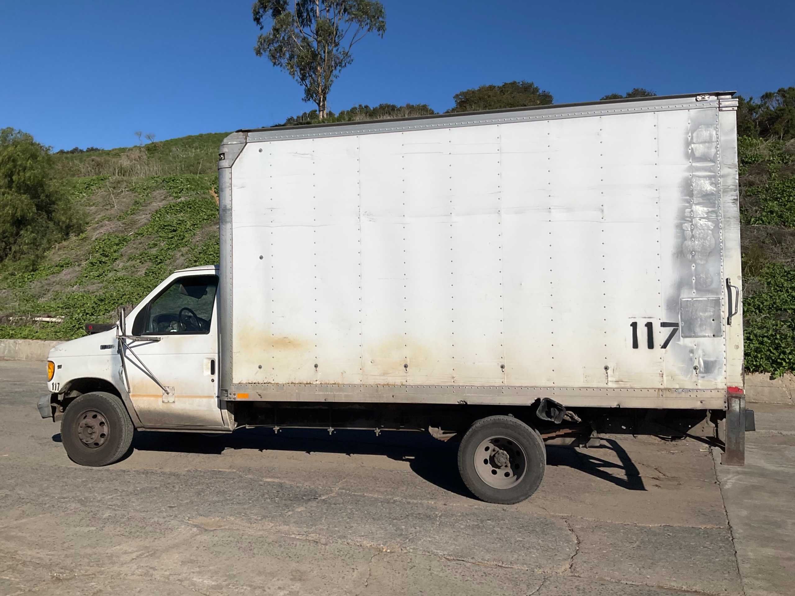 1994 FORD E-350 STRAIGHT CARGO TRUCK - STRAIGHT CARGO TRUCK