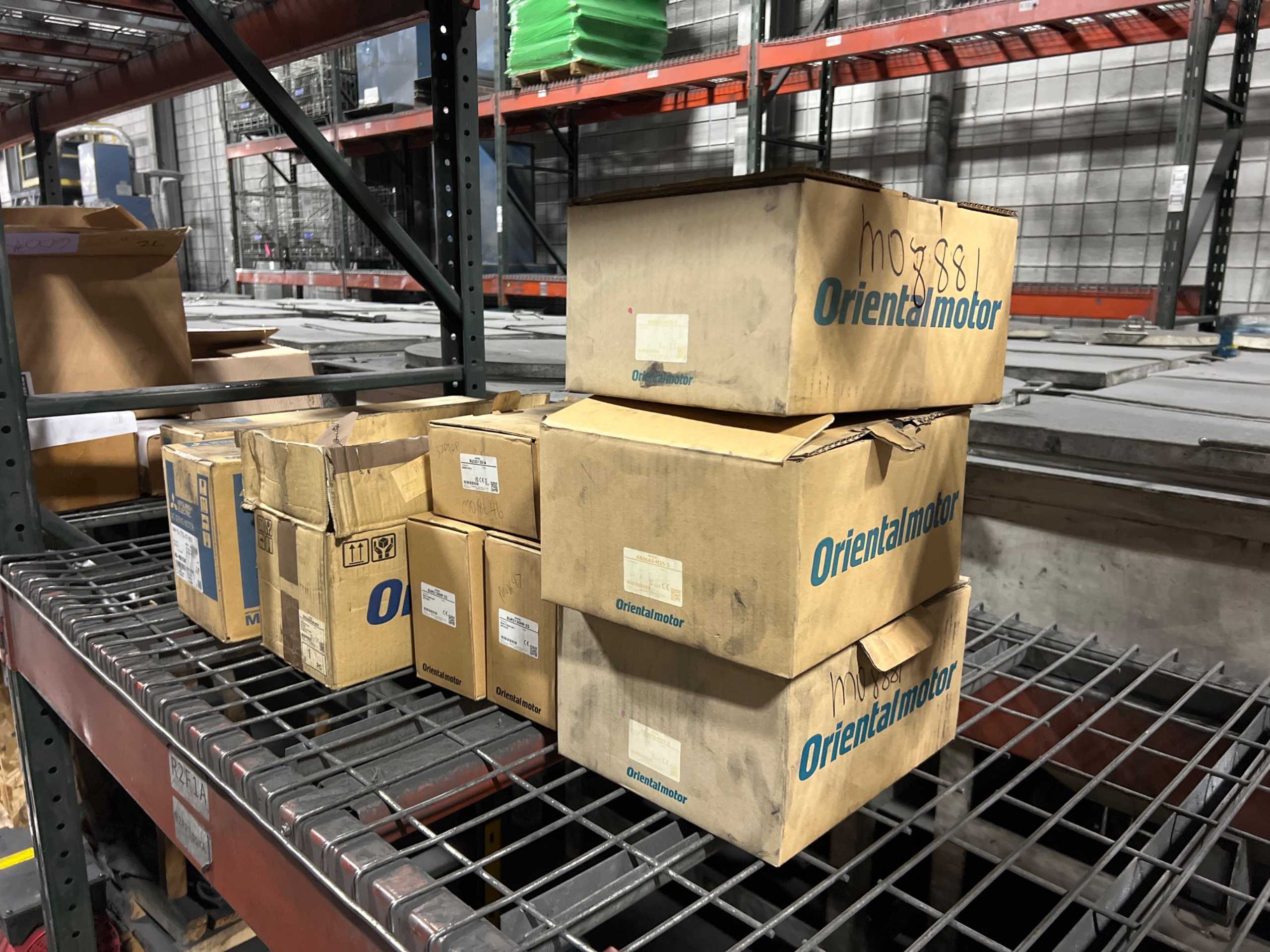 BULK QTY OF SERVO MOTORS - SERVO MOTORS