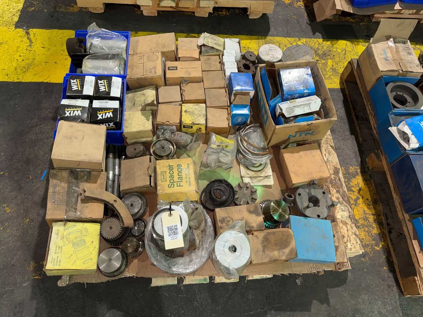 BULK QTY OF COUPLINGS, HUBS & POWER TRANSMISSION PARTS - COUPLINGS, JOINTS, & HUBS