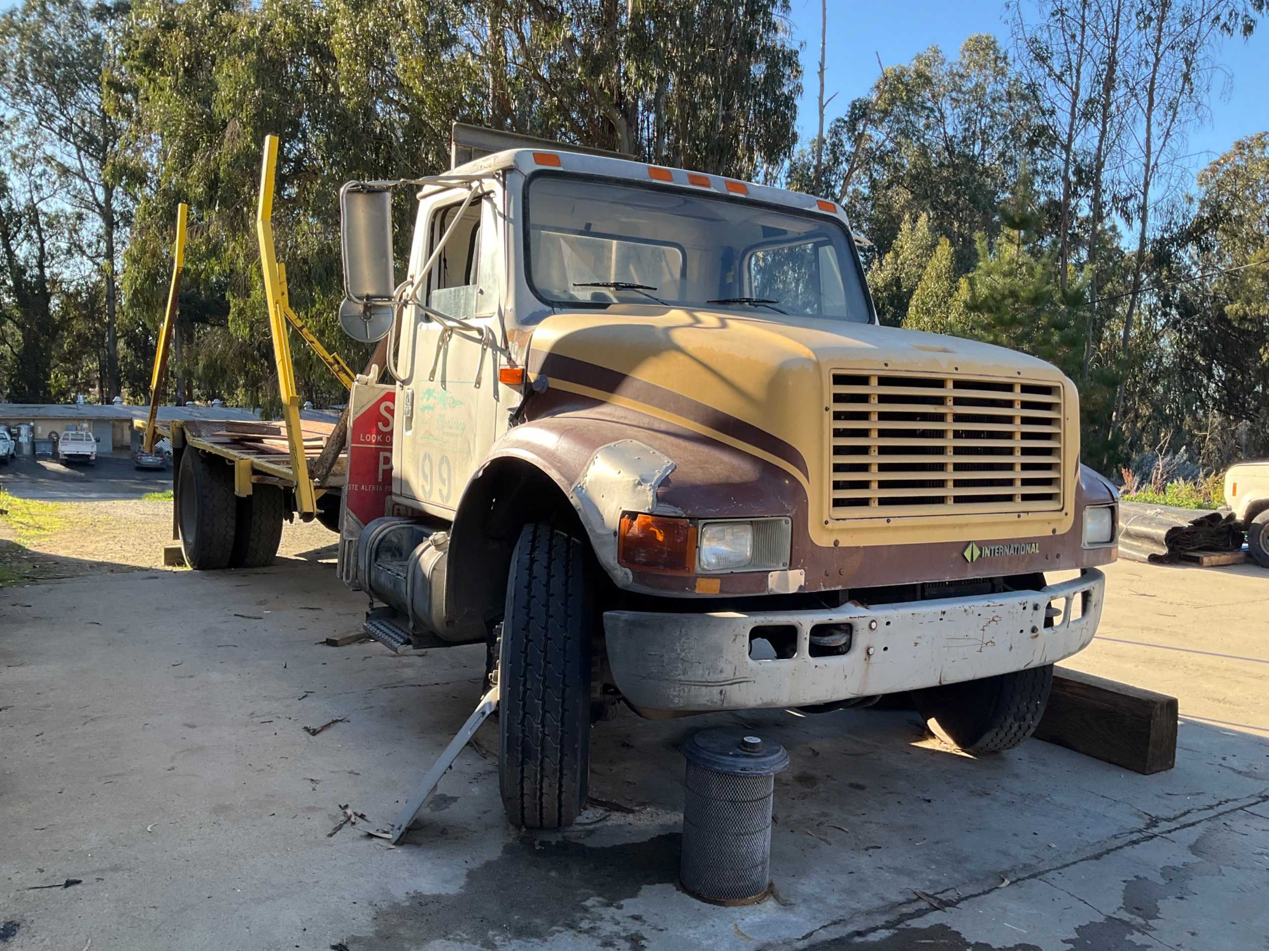 FORD 4700 4X2 FLATBED TRUCK - FLATBED TRUCKS