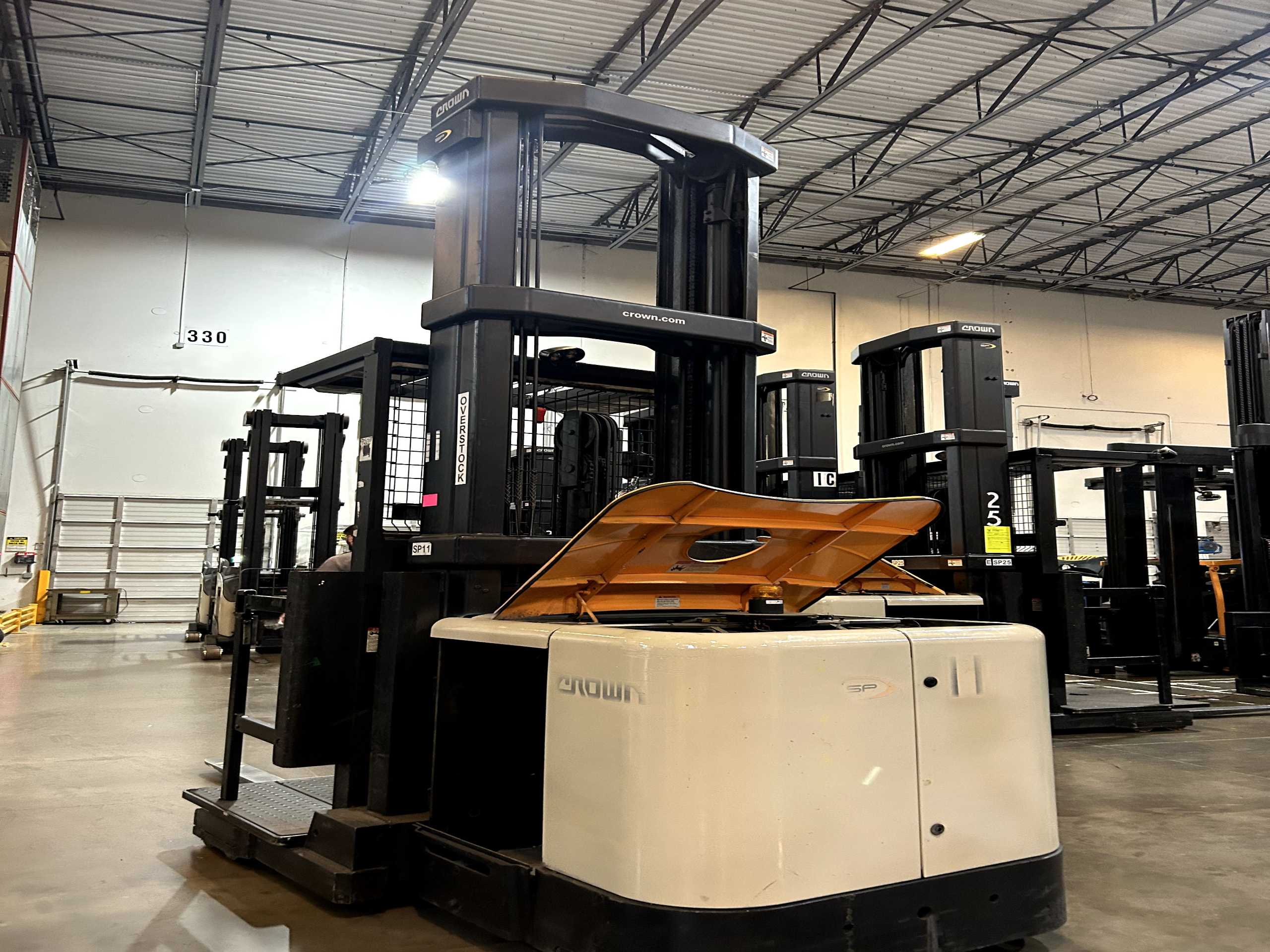 CROWN SP4050-30 ORDER PICKER - ORDER PICKER