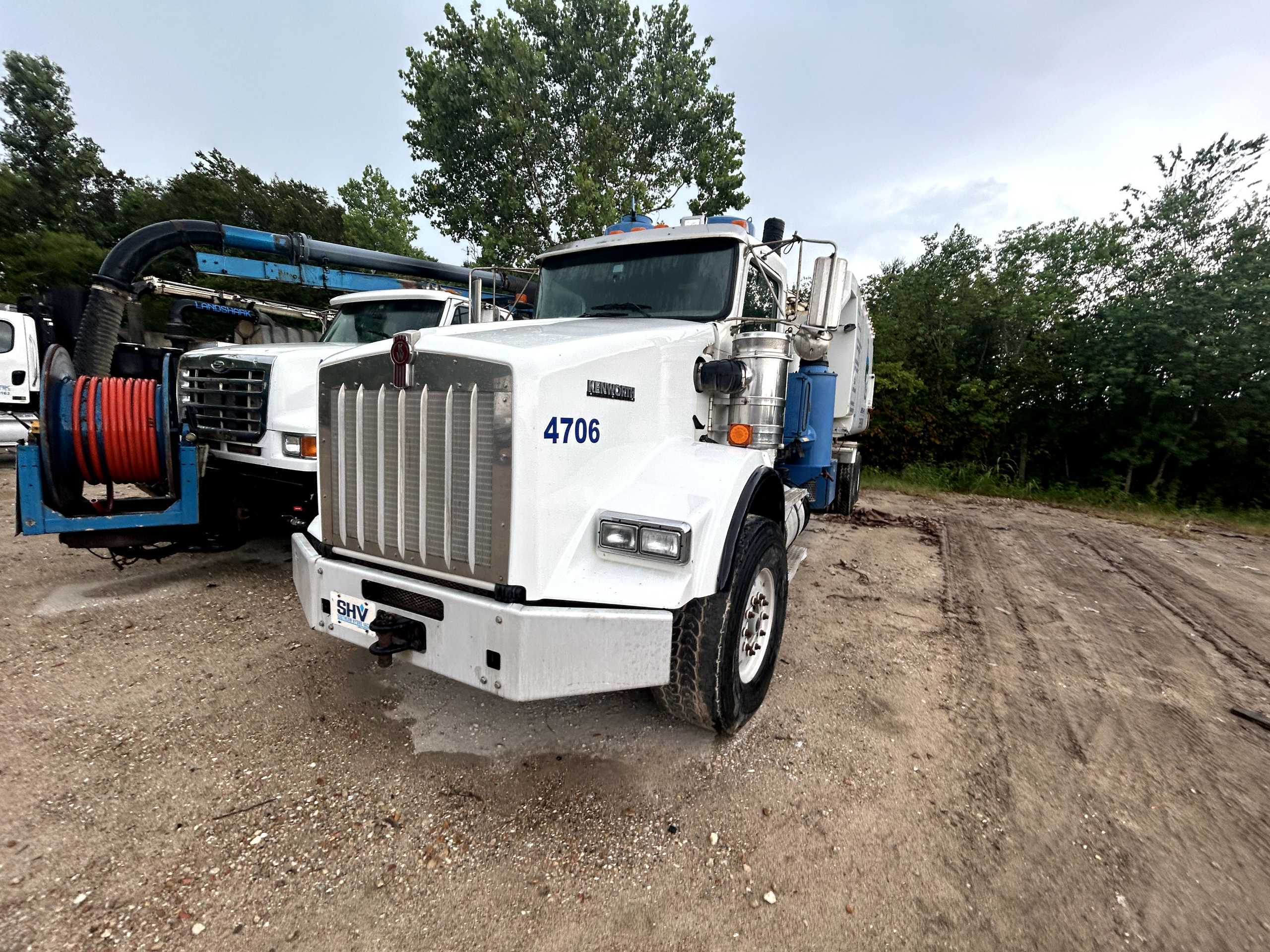 2011 KENWORTH T800 HYDRO EXCAVATION TRUCK - UTILITY TRUCKS