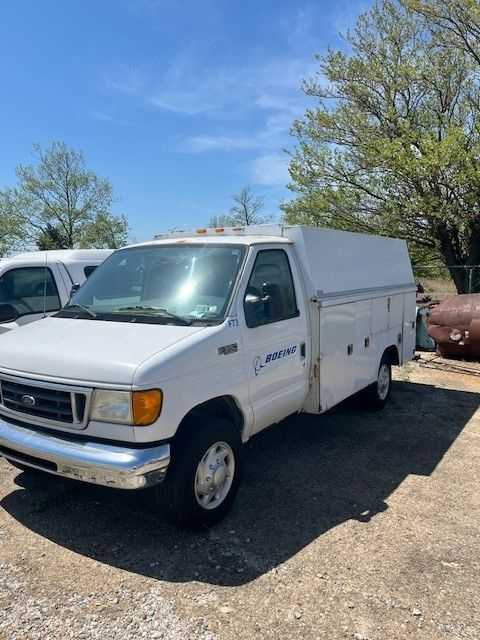2005 FORD E-350 CARGO VAN - UTILITY VEHICLES