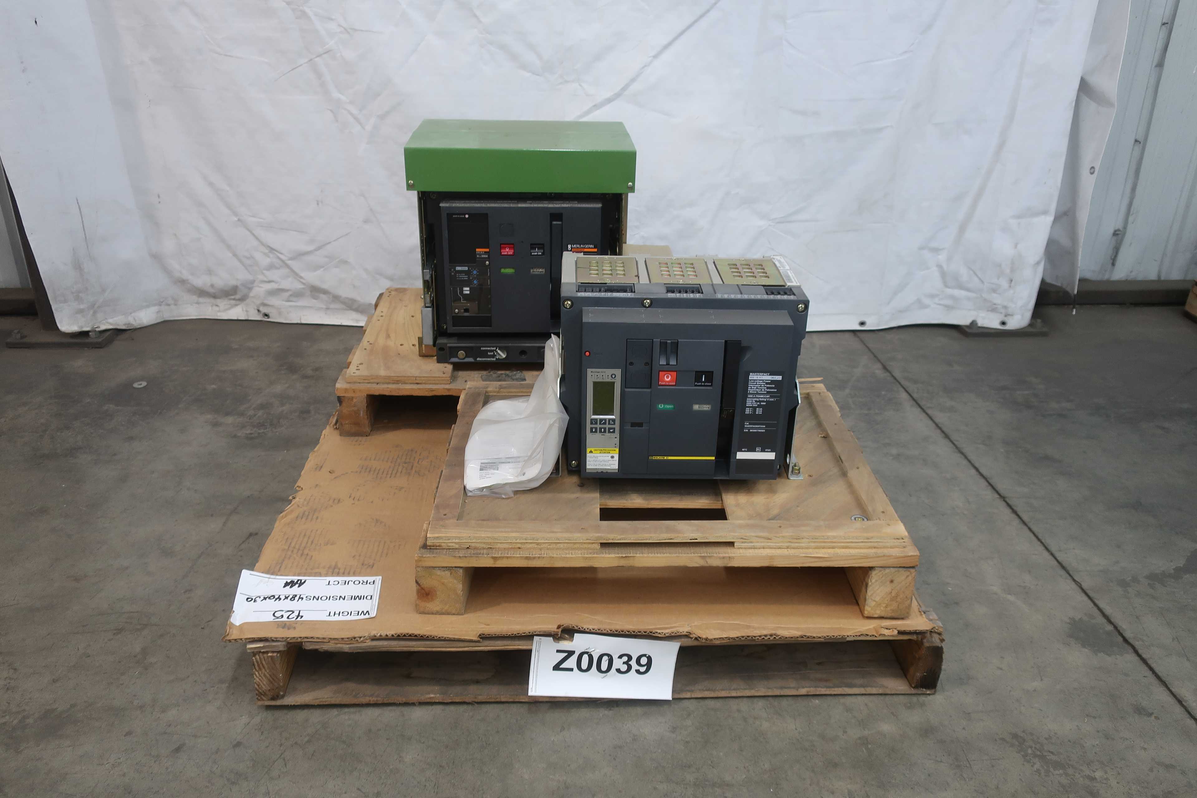 LOT OF 2 CIRCUIT BREAKERS - LOW VOLTAGE CIRCUIT BREAKERS