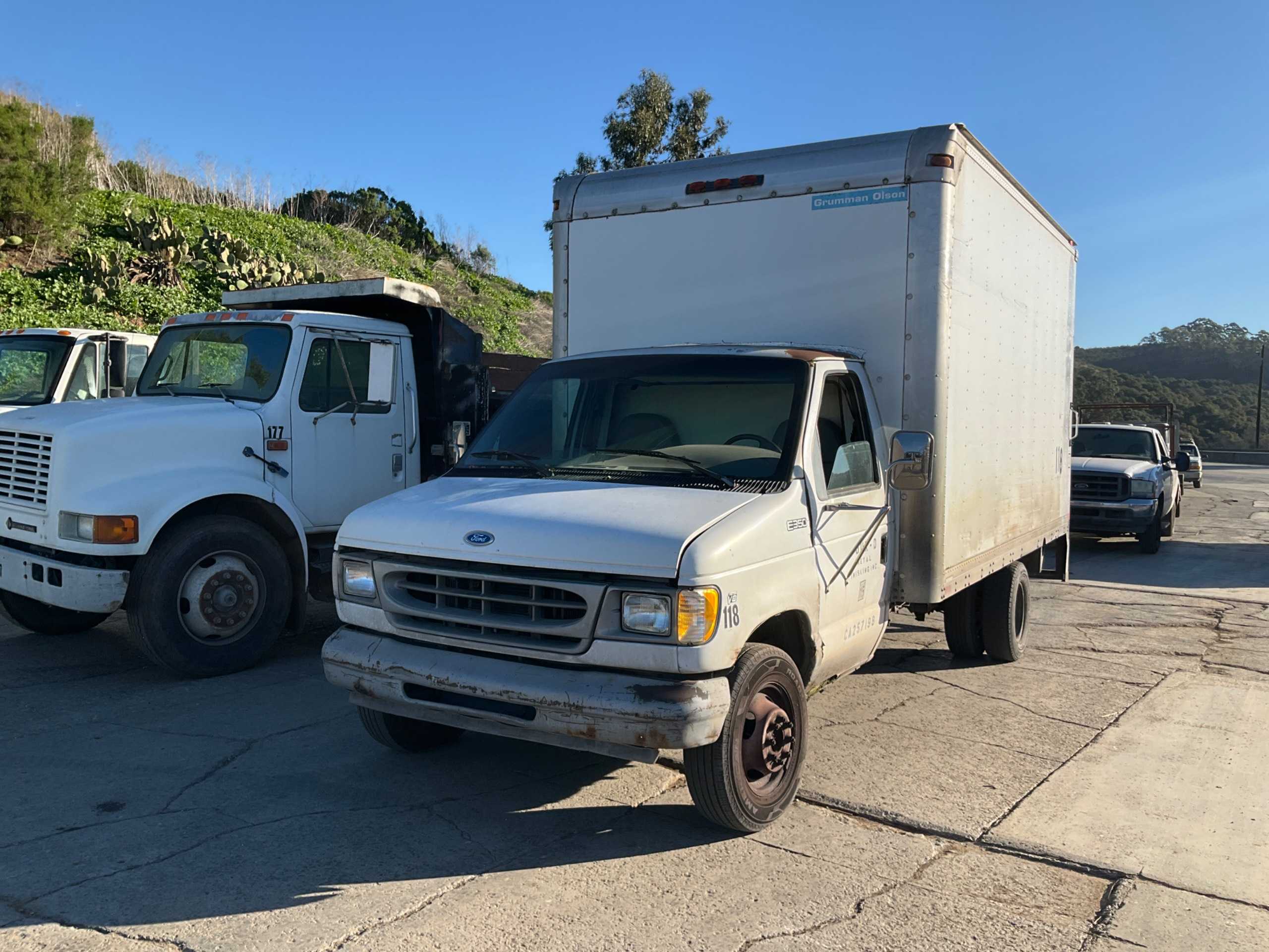 1994 FORD E-350 STRAIGHT CARGO TRUCK - BOX TRUCKS