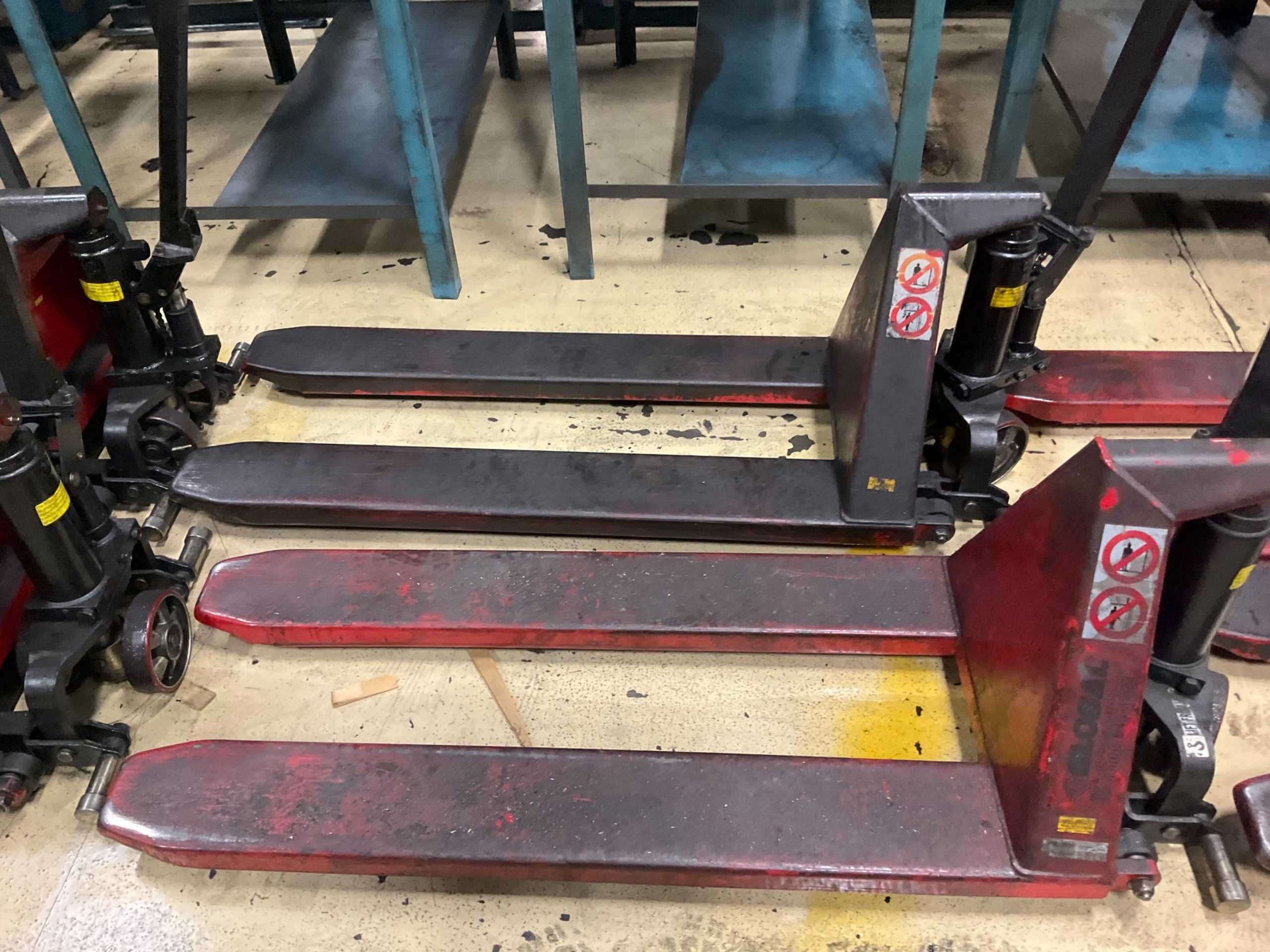 QTY 2: MANUAL PALLET JACK - MANUAL PALLET JACKS