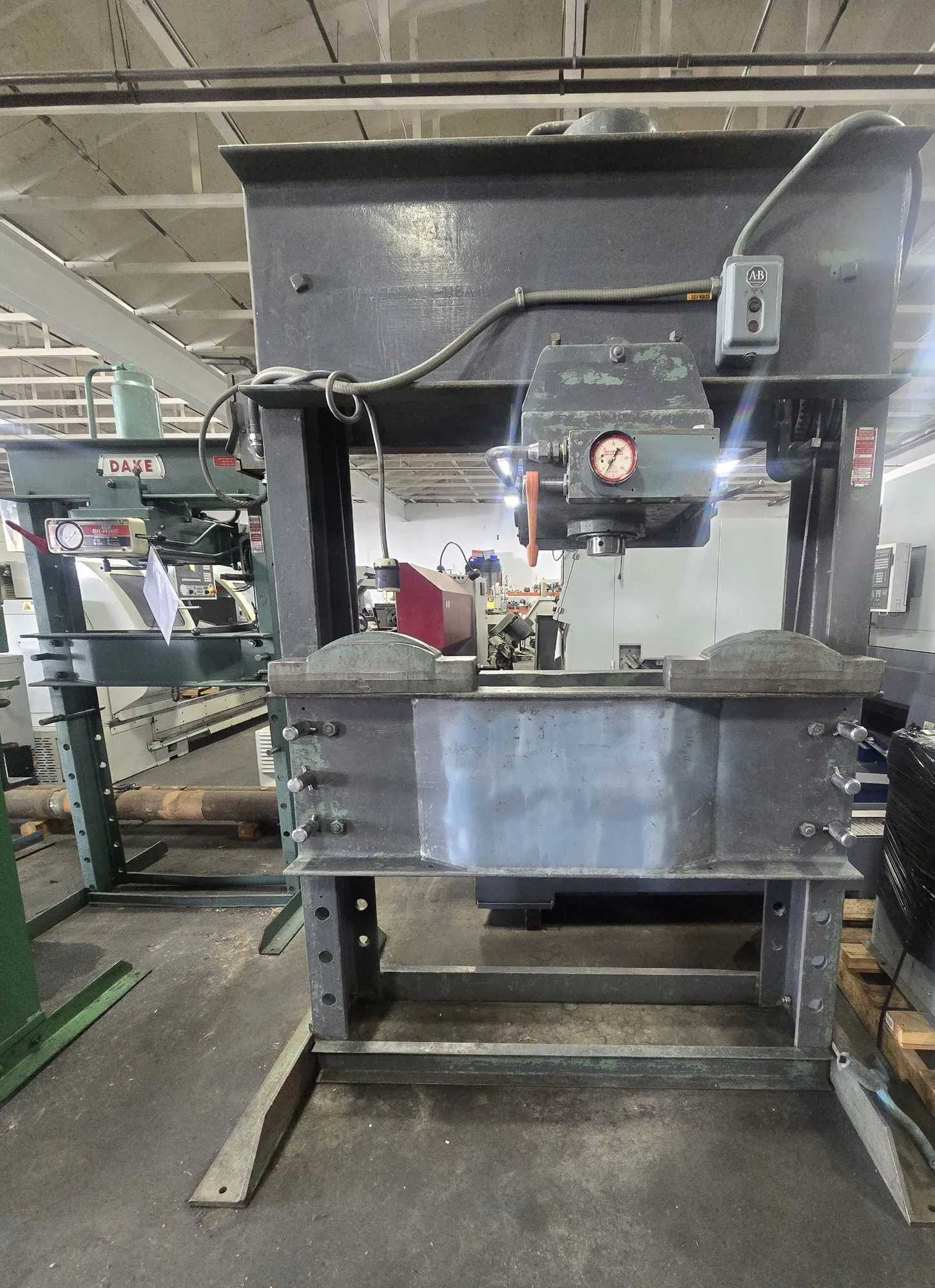 DAKE 5-150A HYDRAULIC H-FRAME PRESS 150-TON, 16" STRK, 24-3/4" HORIZ TRAVEL, 220/440V 3PH, 3000 LBS - HYDRAULIC PRESSES