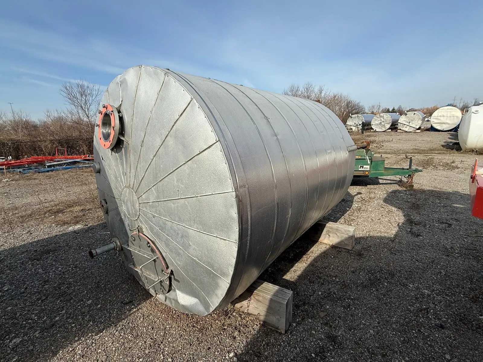 VERTICAL STAINLESS STEEL STORAGE TANK, 2800 GALLONS, INSULATED, 85X85X115IN, 3500 LBS - TANKS