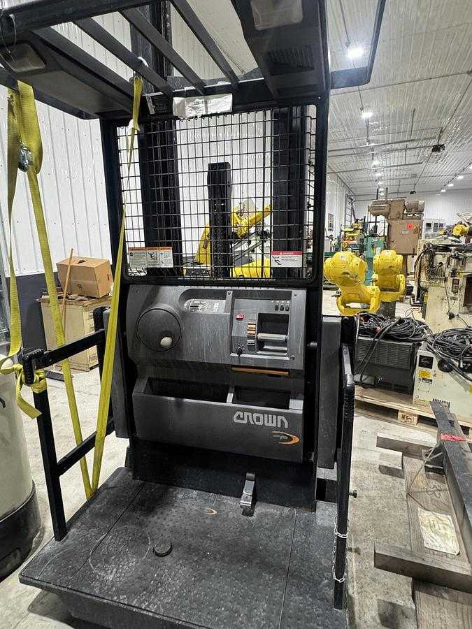 2016 CROWN SP3520-30 ELECTRIC ORDER PICKER, 3,000 LB CAPACITY, 24V, 48IN WIDTH, 6.5 MPH - ORDER PICKER
