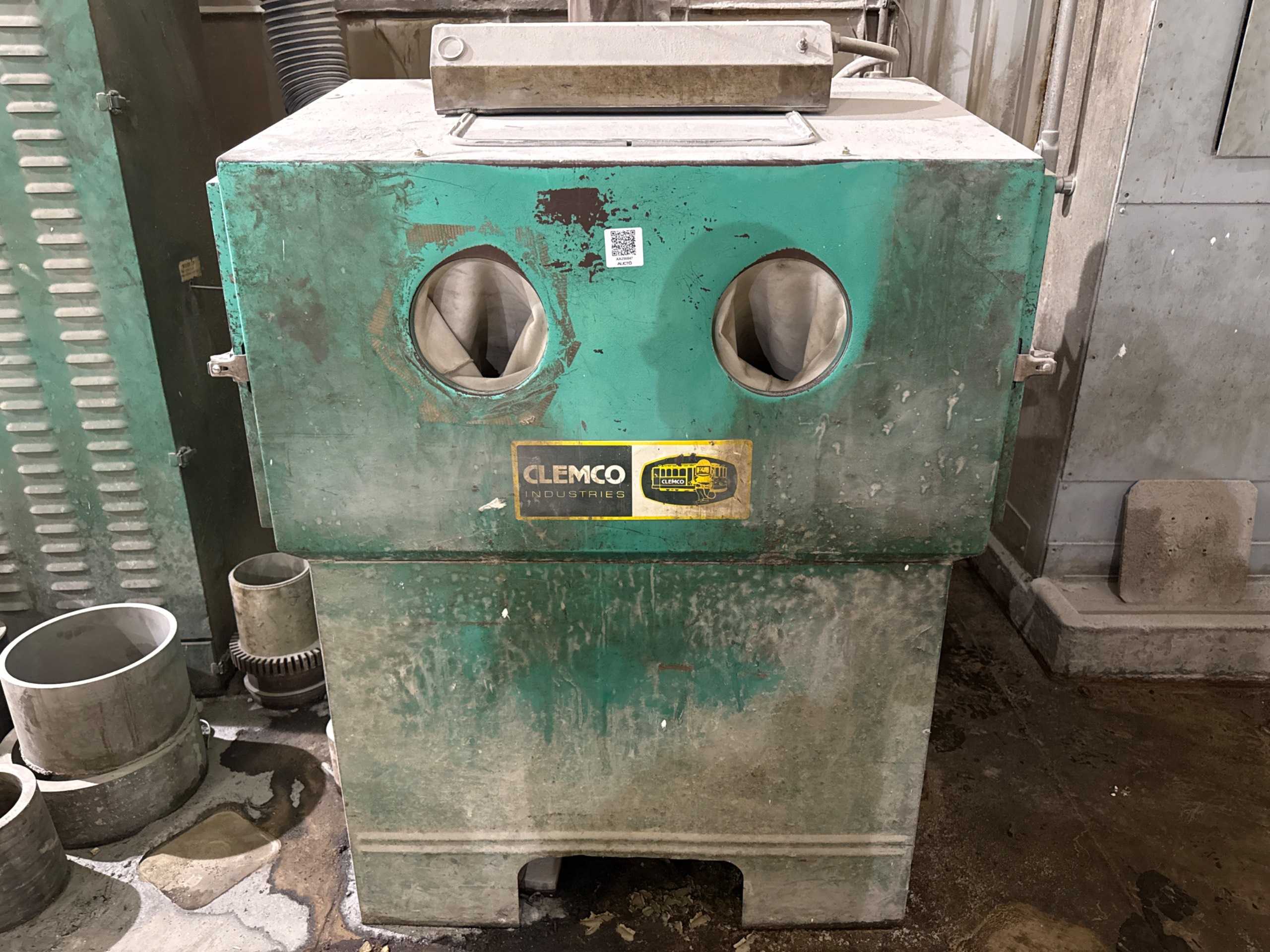 CLEMCO BLASTING CABINET - SAND BLASTING MACHINE