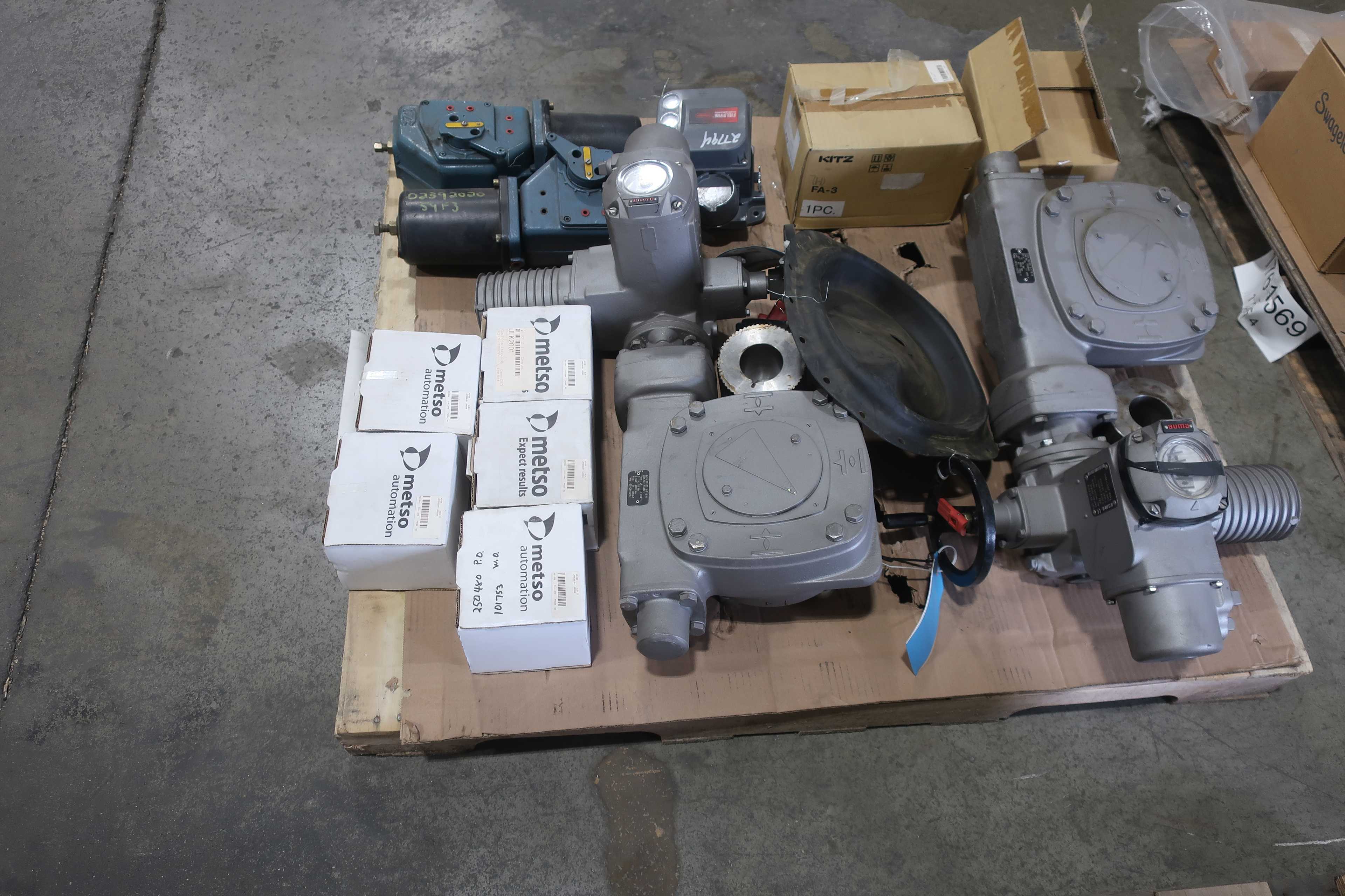 SKU 1761569 - 4 PALLETS OF ASSORTED VALVE ACTUATORS, POSITIONERS, AND INDICATORS - VALVE POSITIONERS & INDICATORS