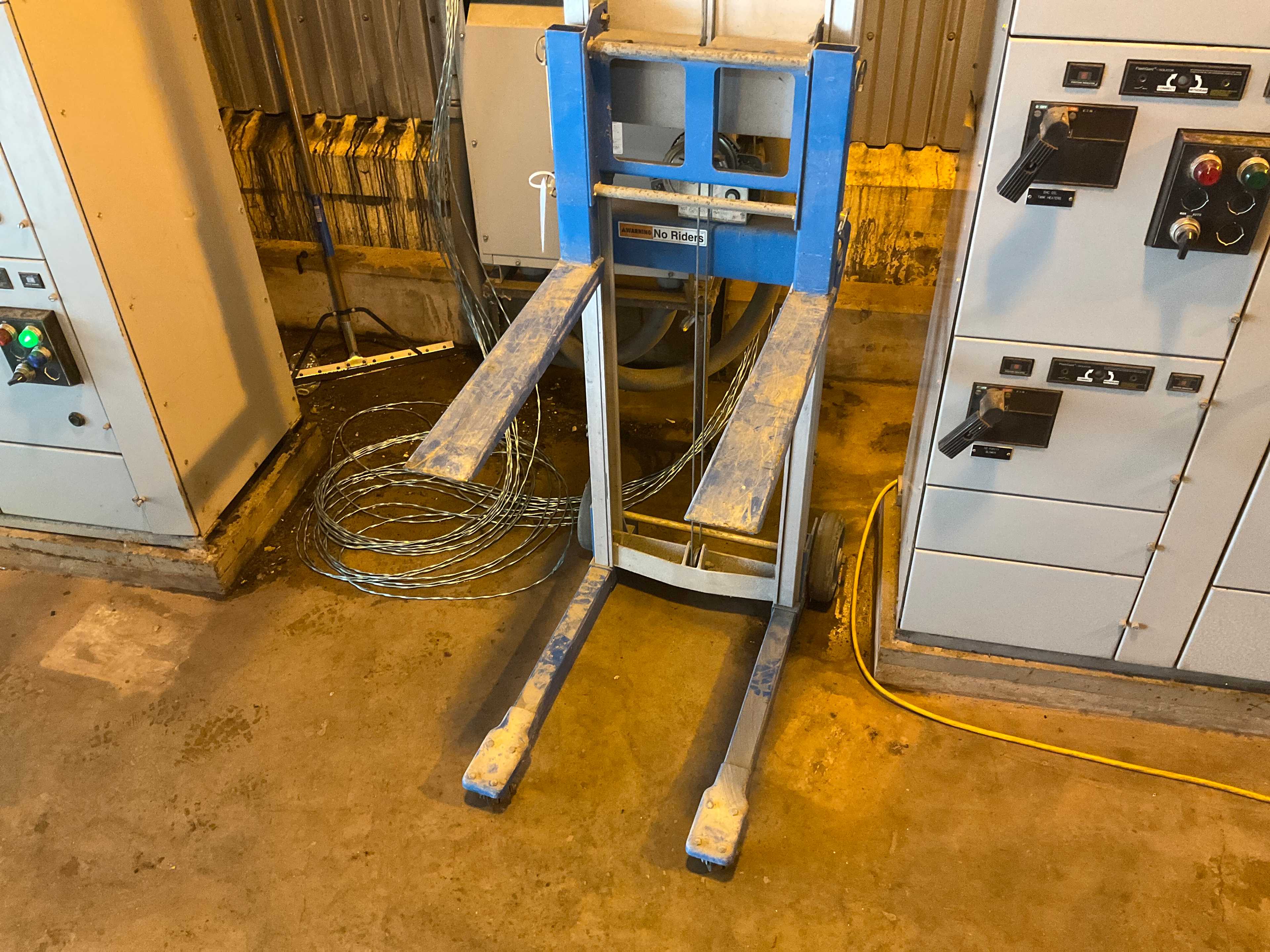 GENIE GL-8 MANUAL FORK-OVER STACKER - LIFTING EQUIPMENT