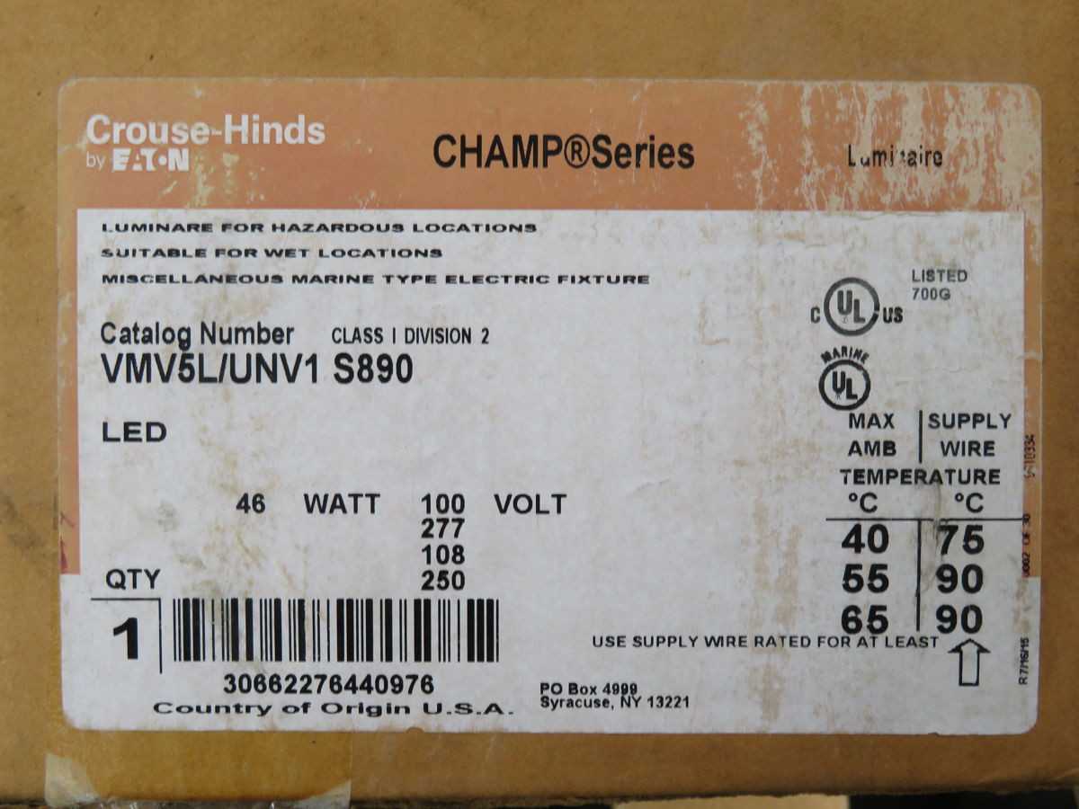 CROUSE-HINDS VMV5L/UNV1 LUMINAIRE, 41W POWER, 5000K CCT, 5000 LM OUTPUT, TYPE V OPTICS, SENSOR - LIGHT FIXTURES