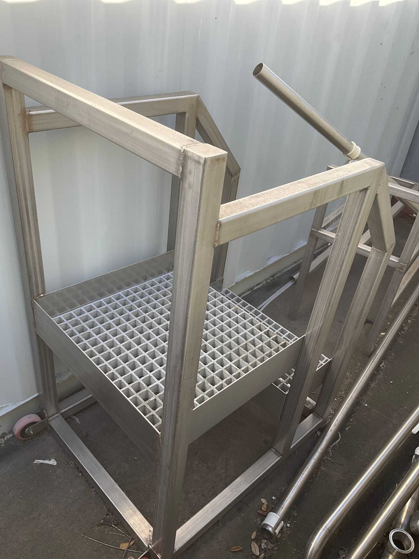 METAL STEP LADDER & PIPES - 