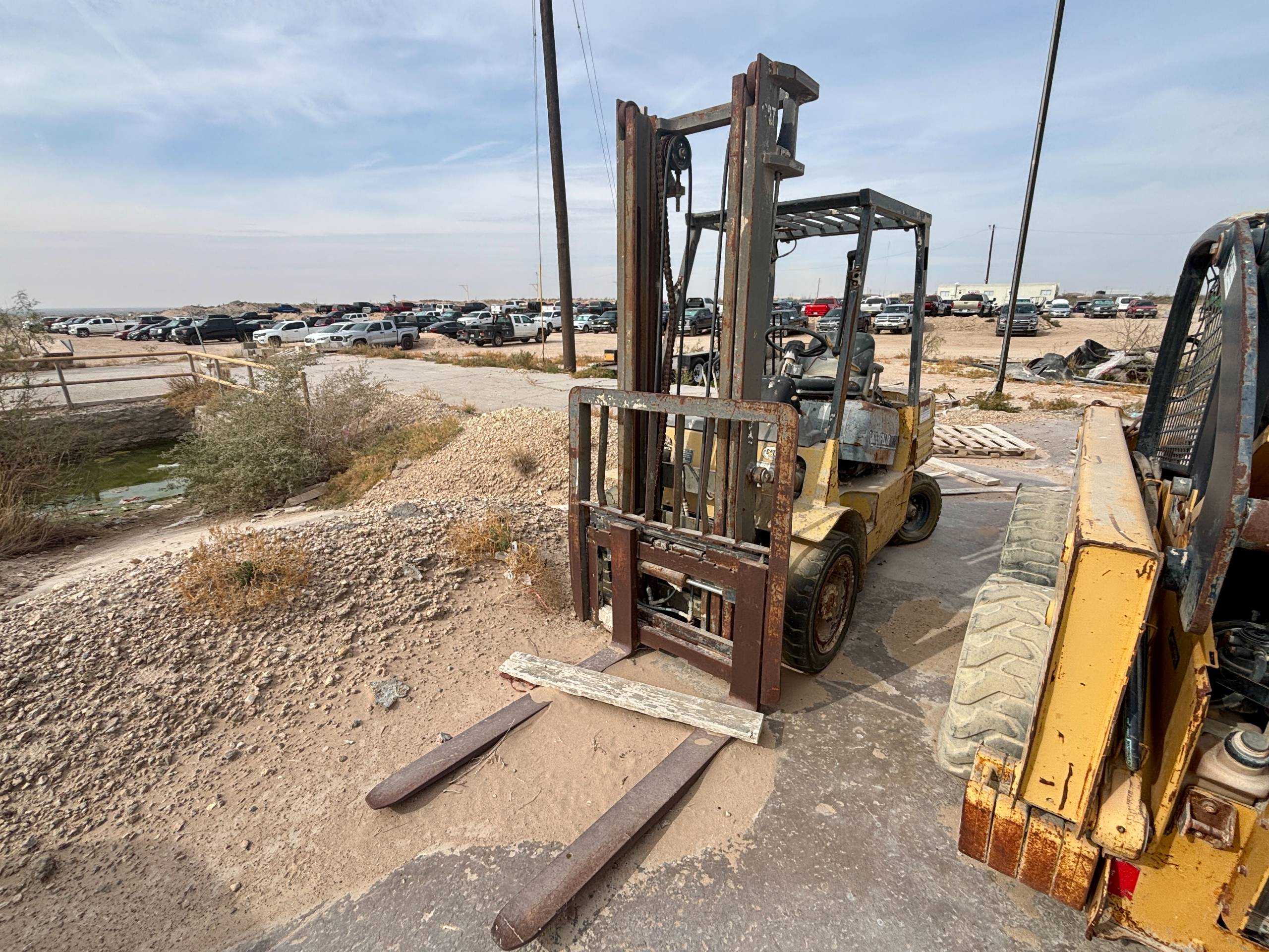 CATERPILLAR DP30 SIT-DOWN FORKLIFT - SIT-DOWN FORKLIFTS