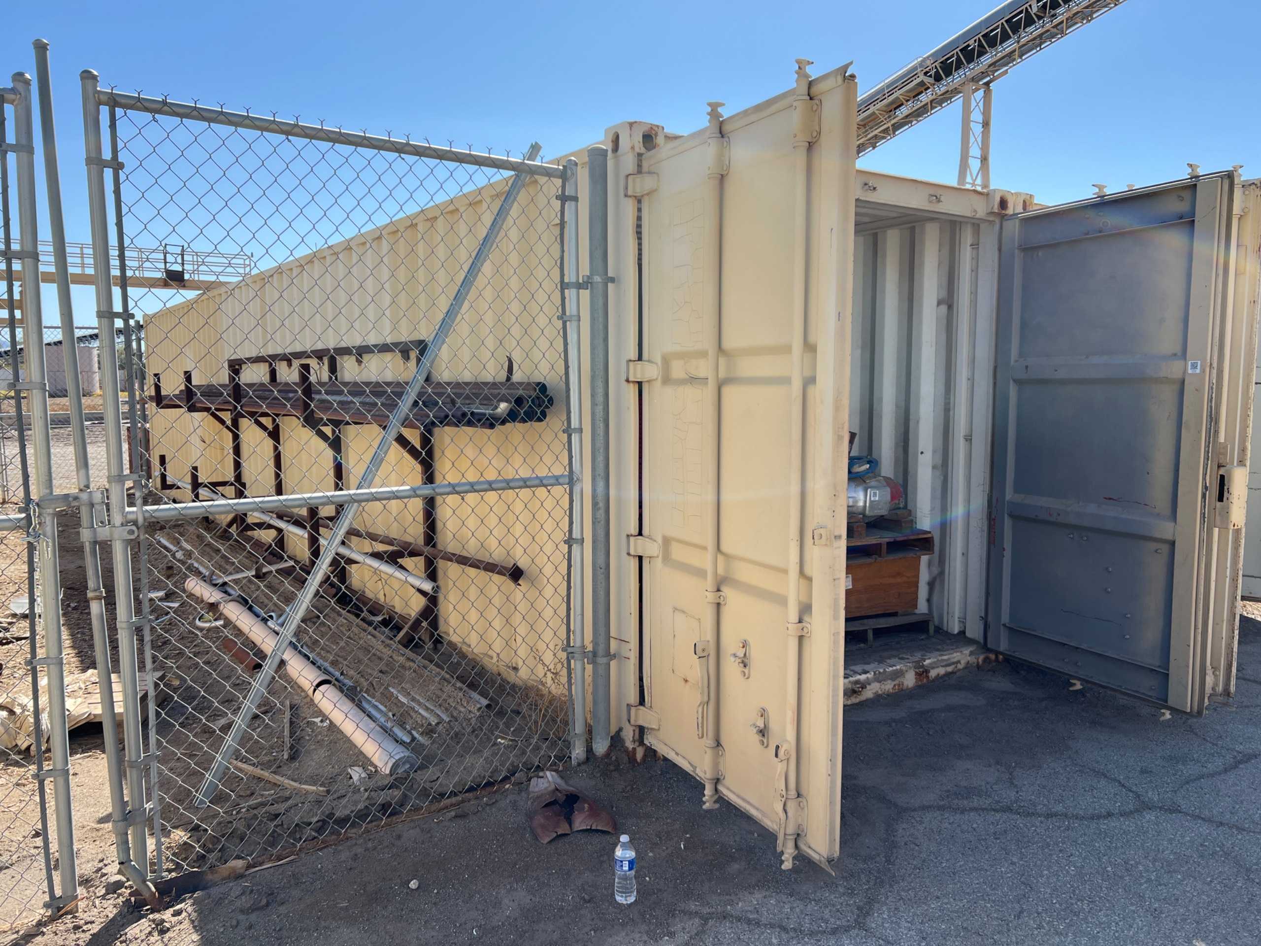 40' SHIPPING CONTAINER - SHIPPING CONTAINERS