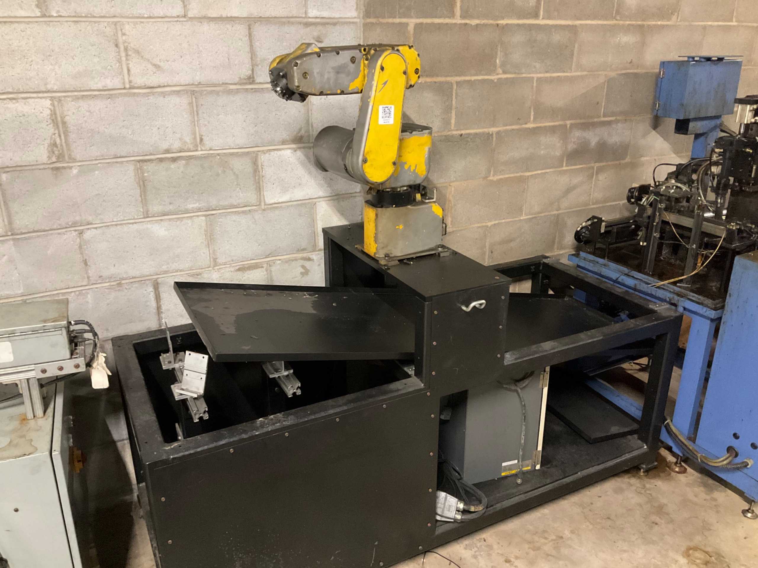 2002 FANUC ROBOT & CONTROL ASSEMBLY - ARTICULATED ROBOTS