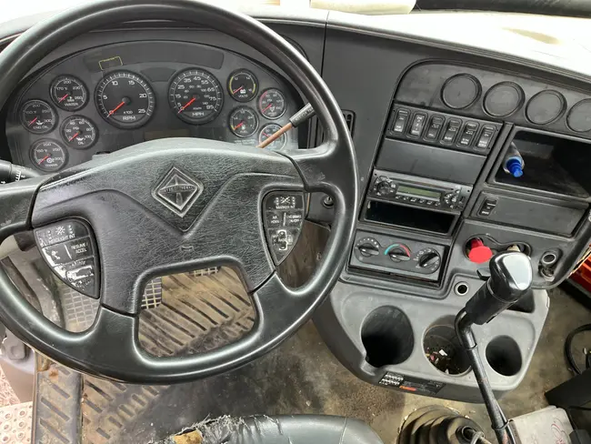 2011 INTERNATIONAL LF617 FLATBED TRUCK - undefined