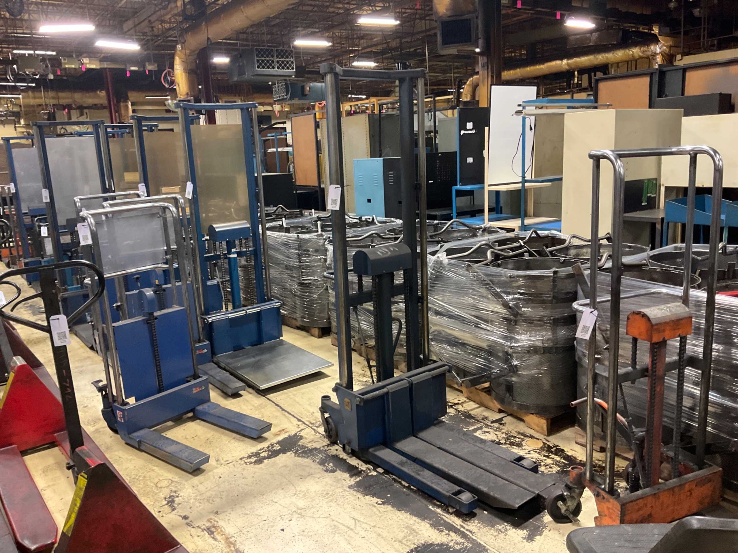 HYDRAULIC STRADDLE STACKER - LIFTING EQUIPMENT