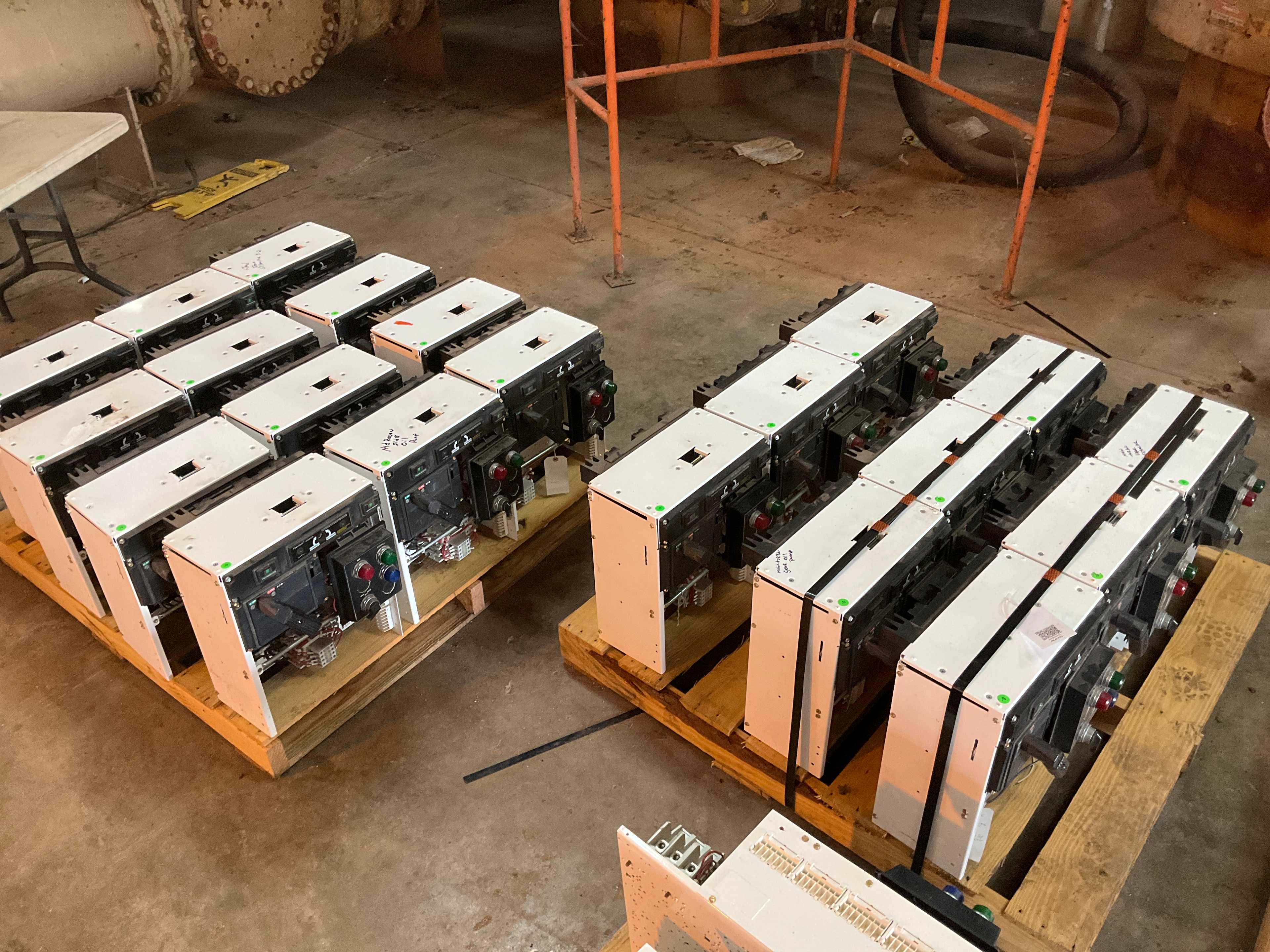 QTY 21: CIRCUIT BREAKER - CIRCUIT BREAKERS