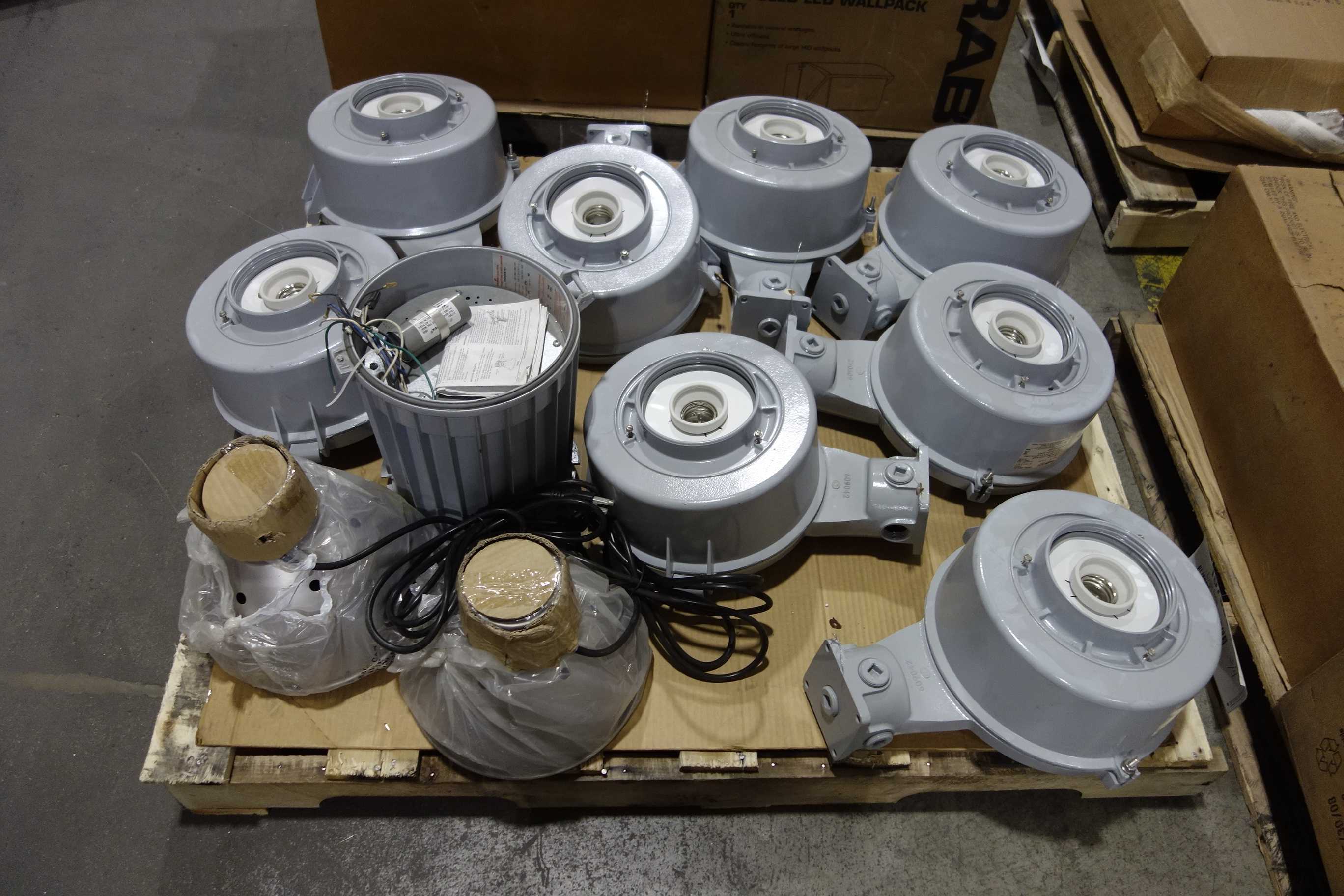 4 PALLETS OF LIGHTING - LIGHTING