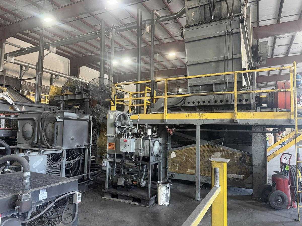 SHRED-TECH ST-500 INDUSTRIAL SHREDDER, TWIN 300HP HAGGLUNDS DRIVES, HYDRAULIC RAM - SHREDDERS
