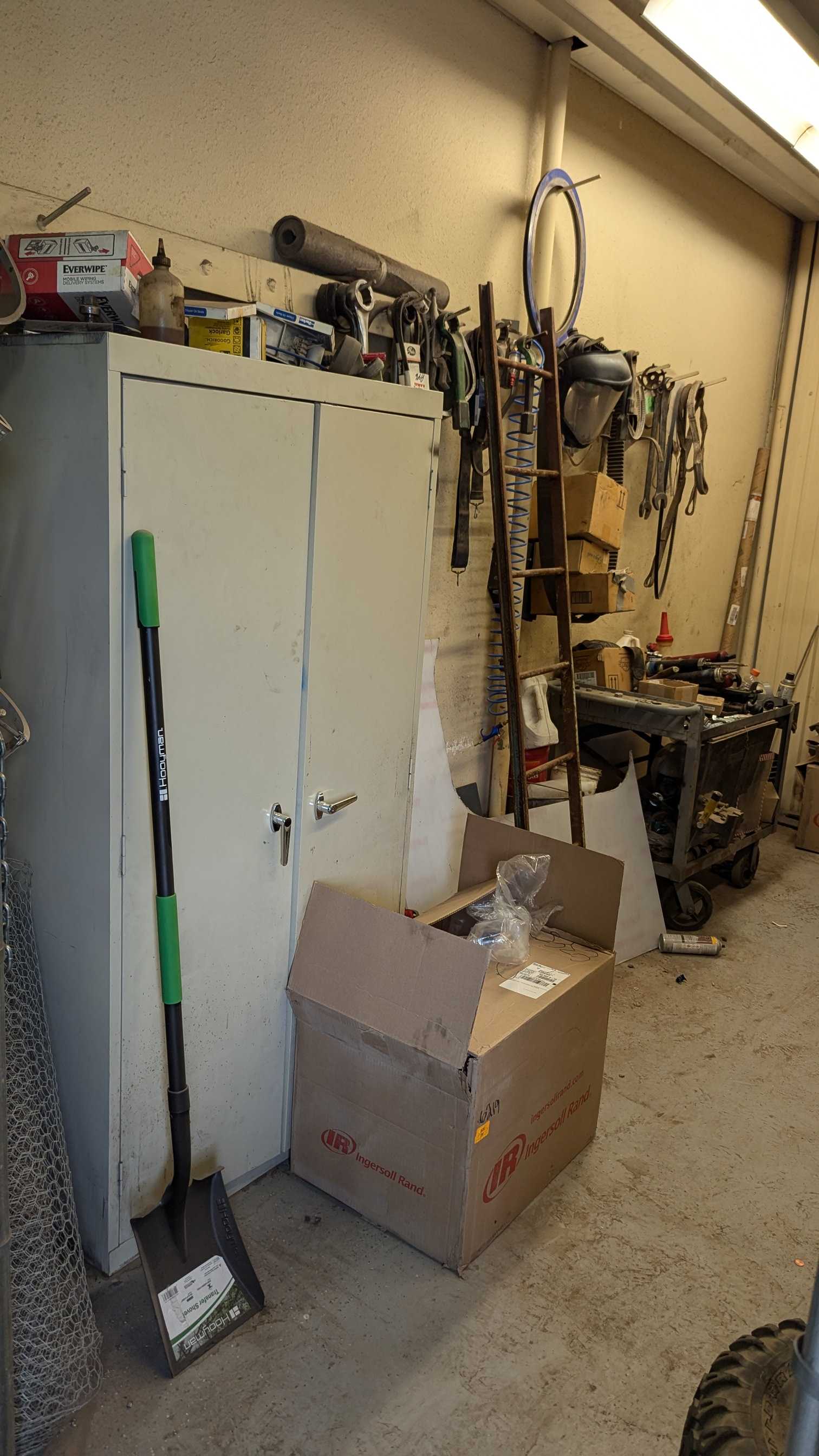 BULK QTY OF HAND TOOLS & MAINTENANCE EQUIPMENT - TOOLS
