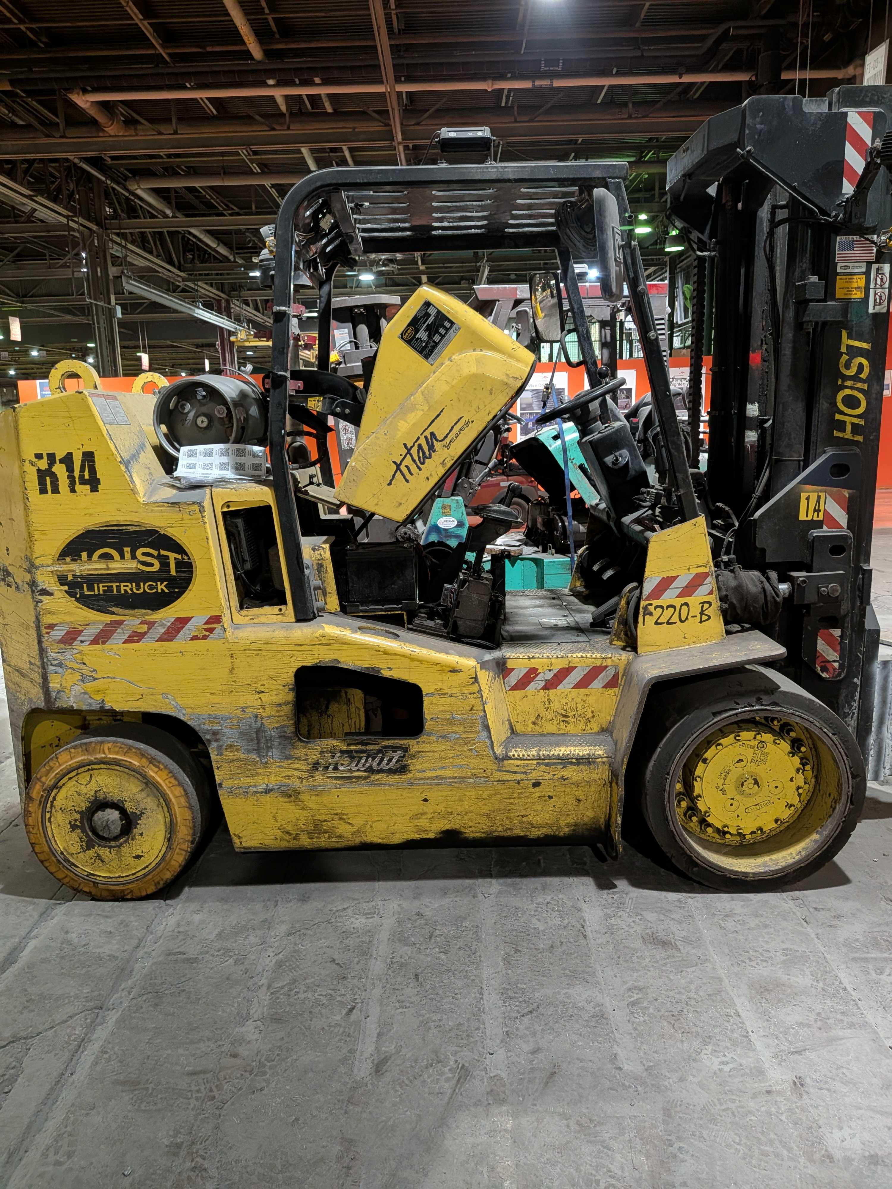 2012 HOIST F220-B CUSHION TIRE FORKLIFT, 22,000 LBS, GM 4.3L V6 LPG - SIT-DOWN FORKLIFTS