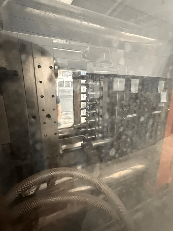 2010 HUAHONG HR220L PLASTIC INJECTION MOLDING MACHINE, 220T CLAMP, 45MM SCREW - PLASTICS & RUBBER