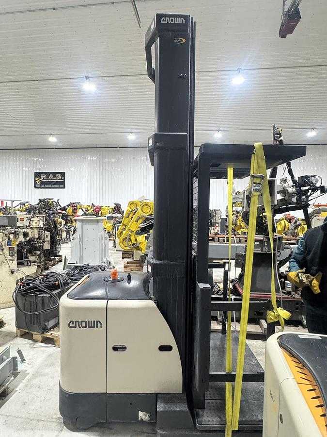 2016 CROWN SP3520-30 ELECTRIC ORDER PICKER, 3,000 LB CAPACITY, 24V, 48IN WIDTH, 6.5 MPH - ORDER PICKER