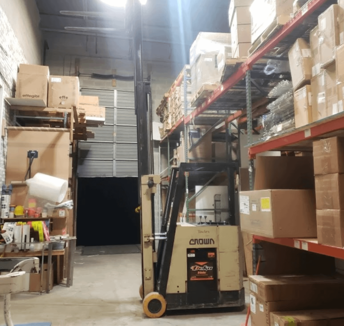CROWN 35RCTT STAND-UP ELECTRIC COUNTERBALANCE FORKLIFT, 36V, 3500LB, 190IN LIFT, 7.2MPH - FORKLIFTS