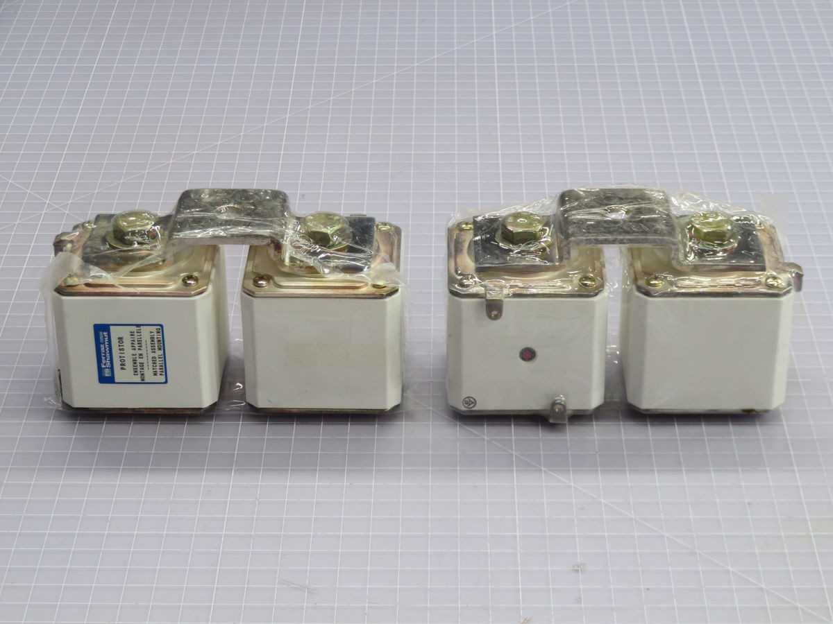 LOT OF 2 FERRAZ SHAWMUT N300737 PLUG FUSES - FUSES
