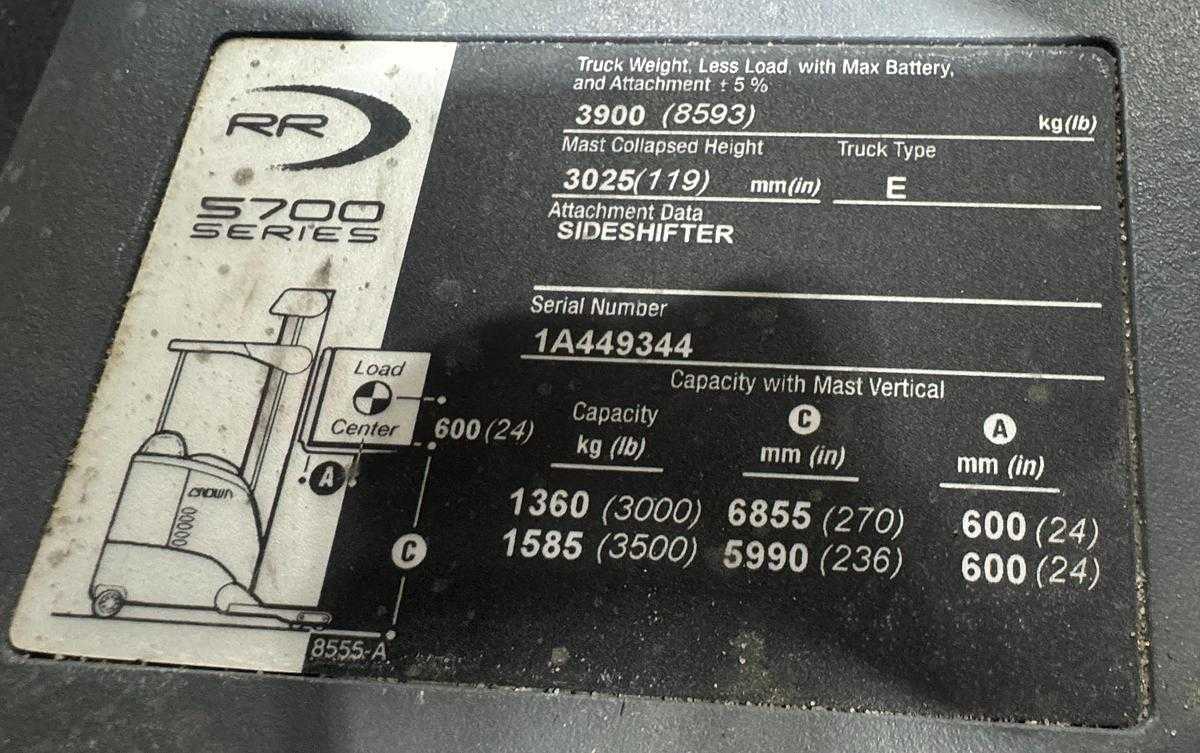 2015 CROWN RR5725-35 REACH FORKLIFT, 3500LB CAP, 270IN LIFT HEIGHT, 36V, STAND-UP NARROW AISLE - REACH TRUCKS