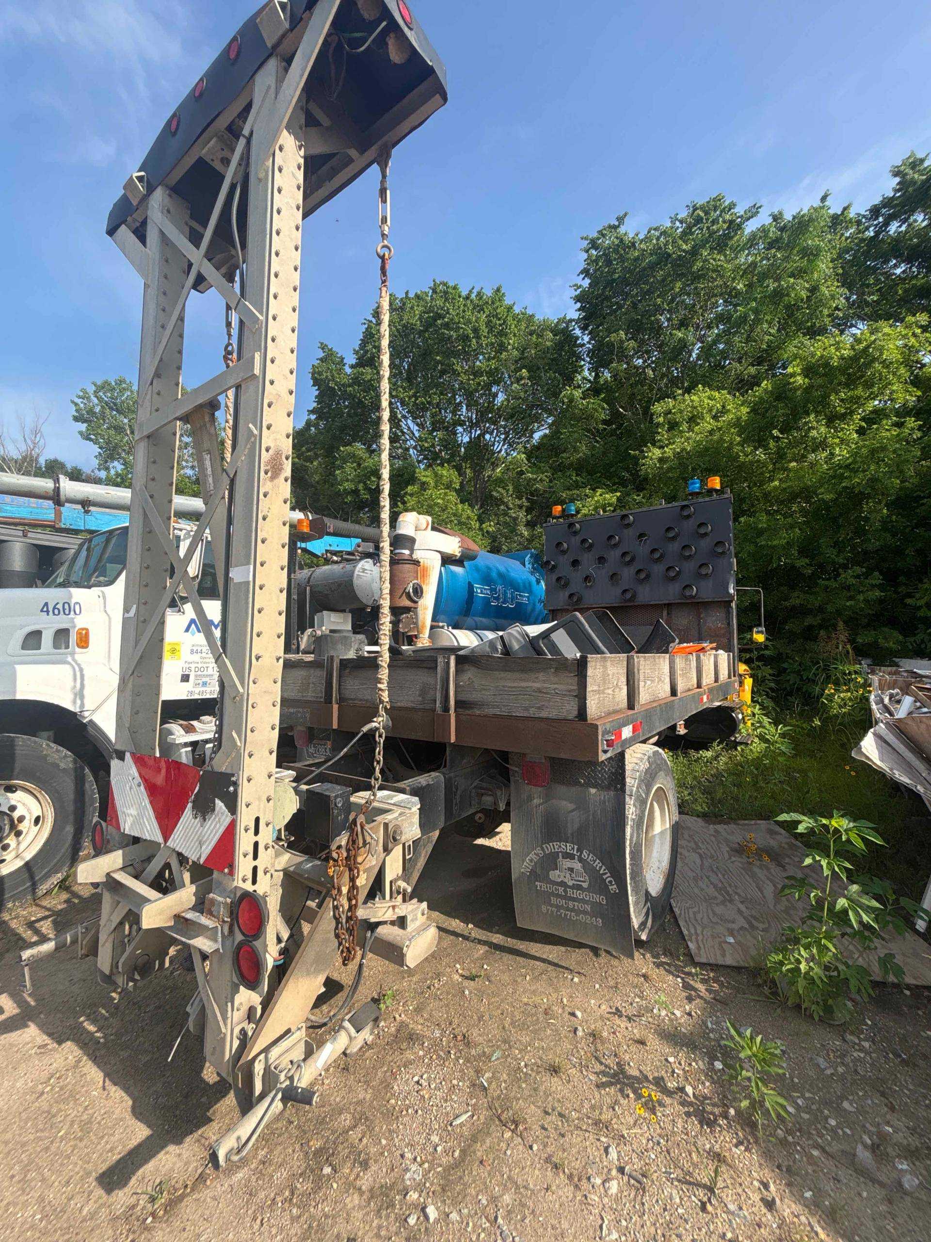 2005 INTERNATIONAL 4300 FLATBED TRUCK - FLATBED TRUCKS