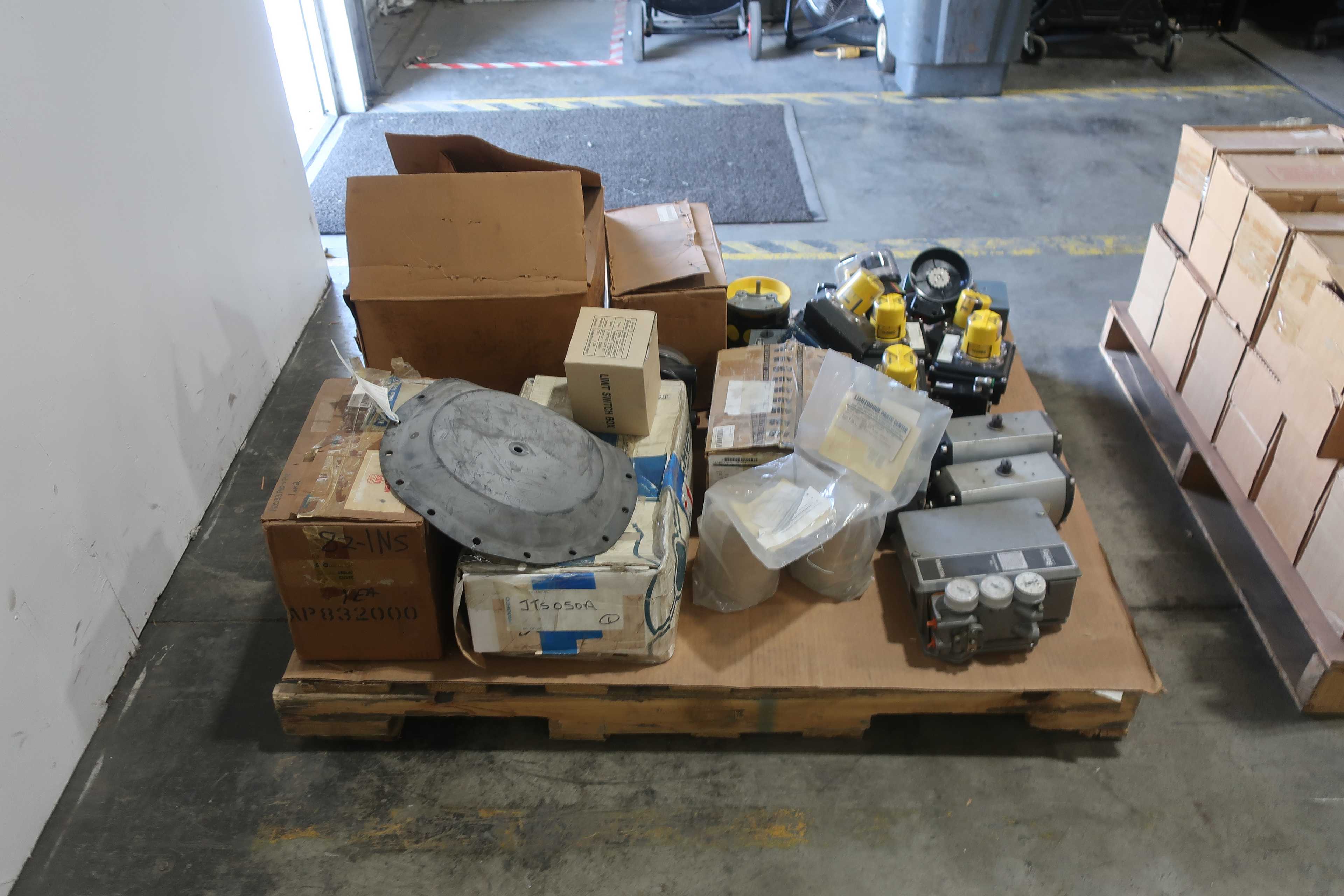 SKU 1762498 - 4 PALLETS OF ASSORTED VALVE POSITIONERS, ACTUATORS, AND INDICATORS - VALVE POSITIONERS & INDICATORS