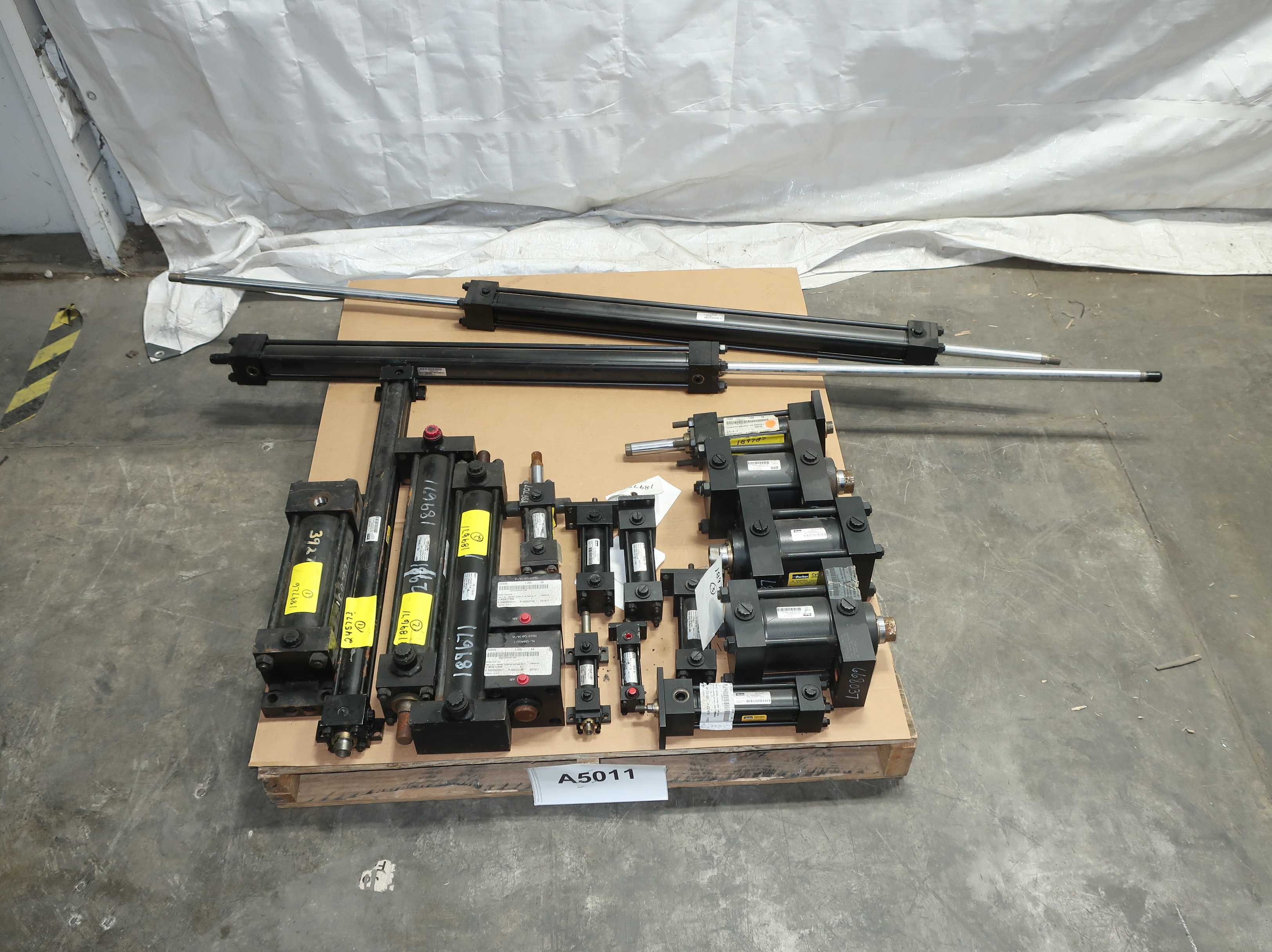 BULK QTY OF ASSORTED HYDRAULIC CYLINDERS - HYDRAULIC CYLINDERS