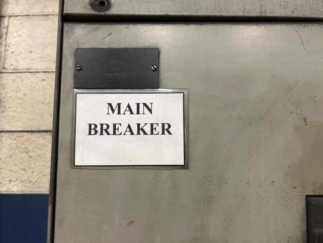 BULK QTY OF CIRCUIT BREAKERS - undefined