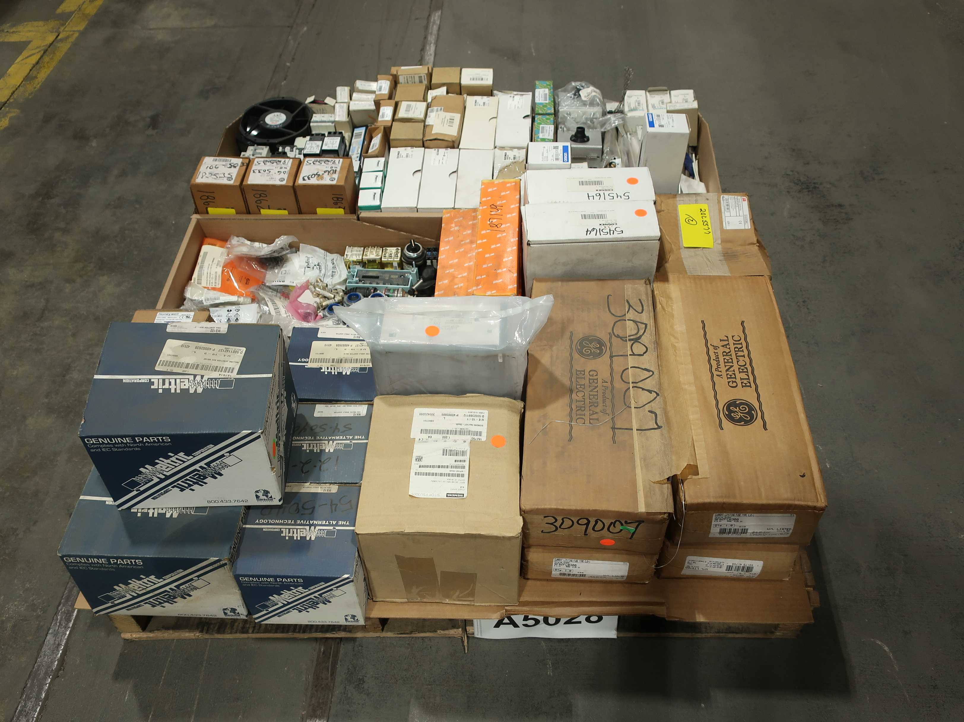 BULK QTY OF ASSORTED ELECTRICAL - ELECTRICAL COMPONENTS