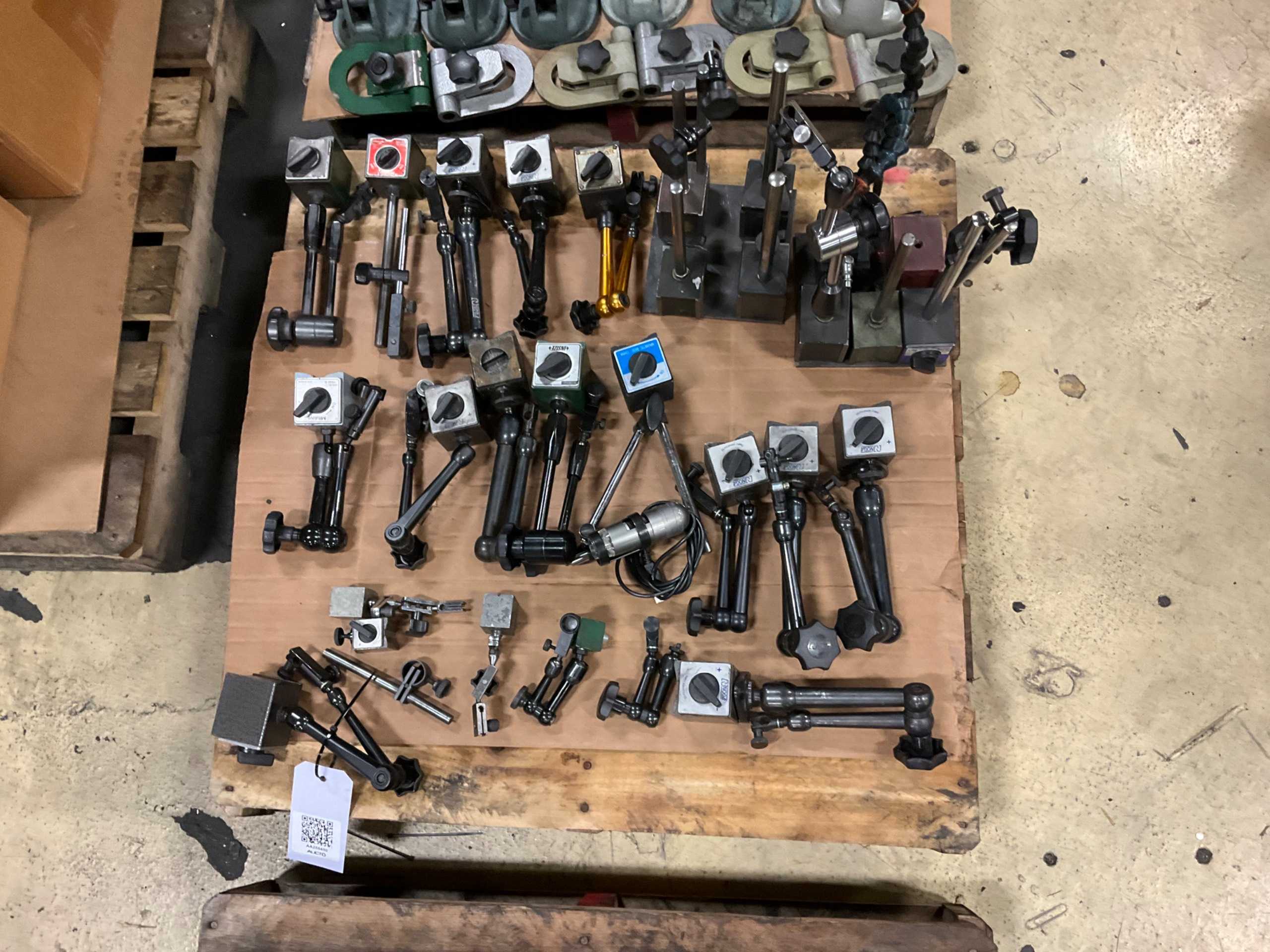 BULK QTY OF MAGNETIC BASES WITH ARTICULATING ARMS - TOOLS