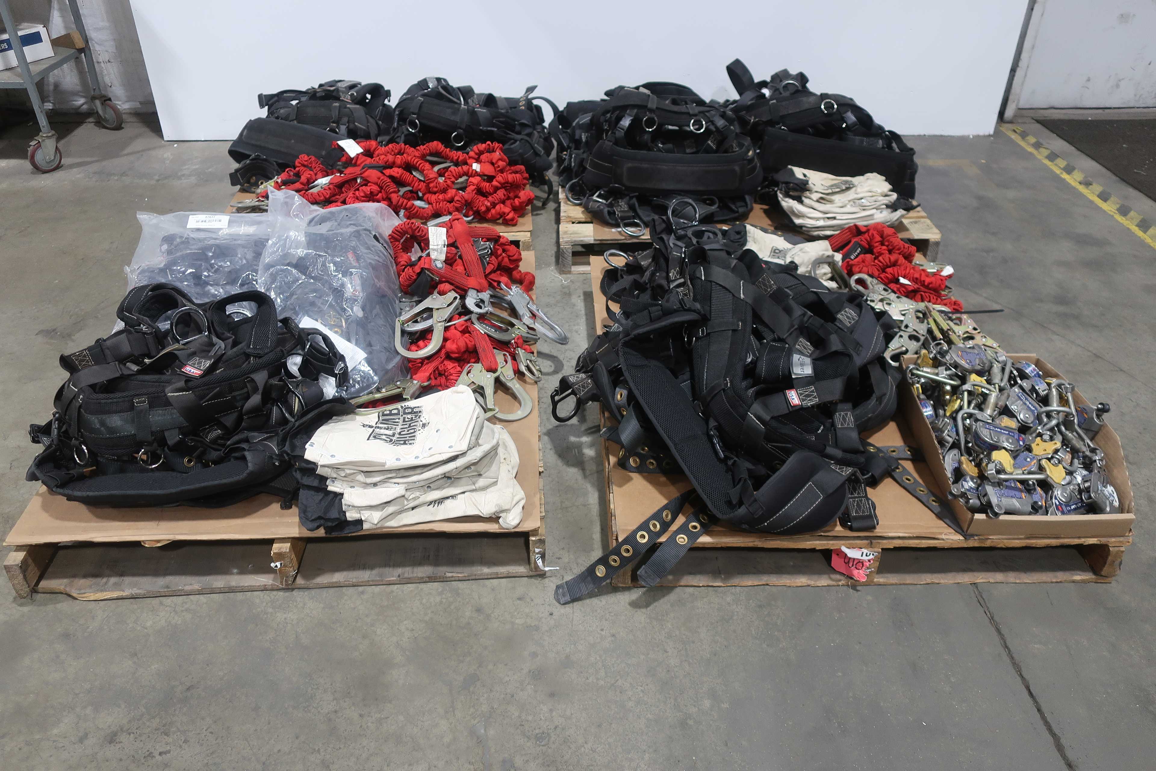 4 PALLETS OF ASSORTED RIGGING AND CLIMBING SUPPLIES - LIFTING EQUIPMENT