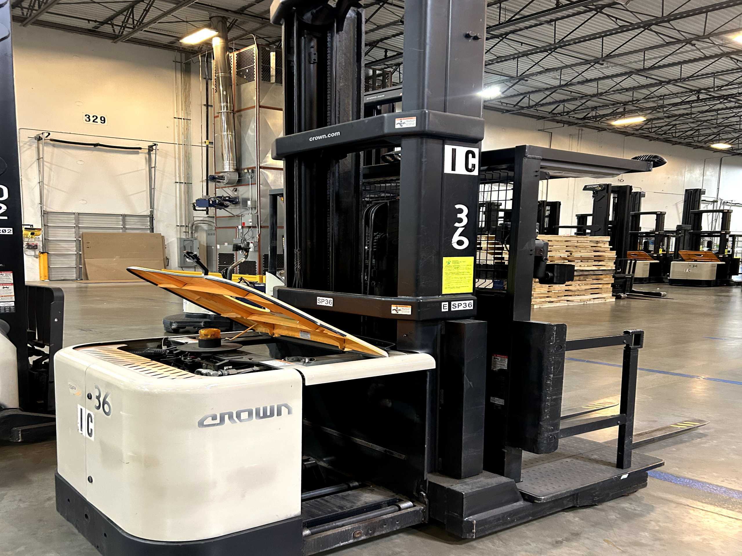 CROWN SP4050-30 ORDER PICKER - ORDER PICKER