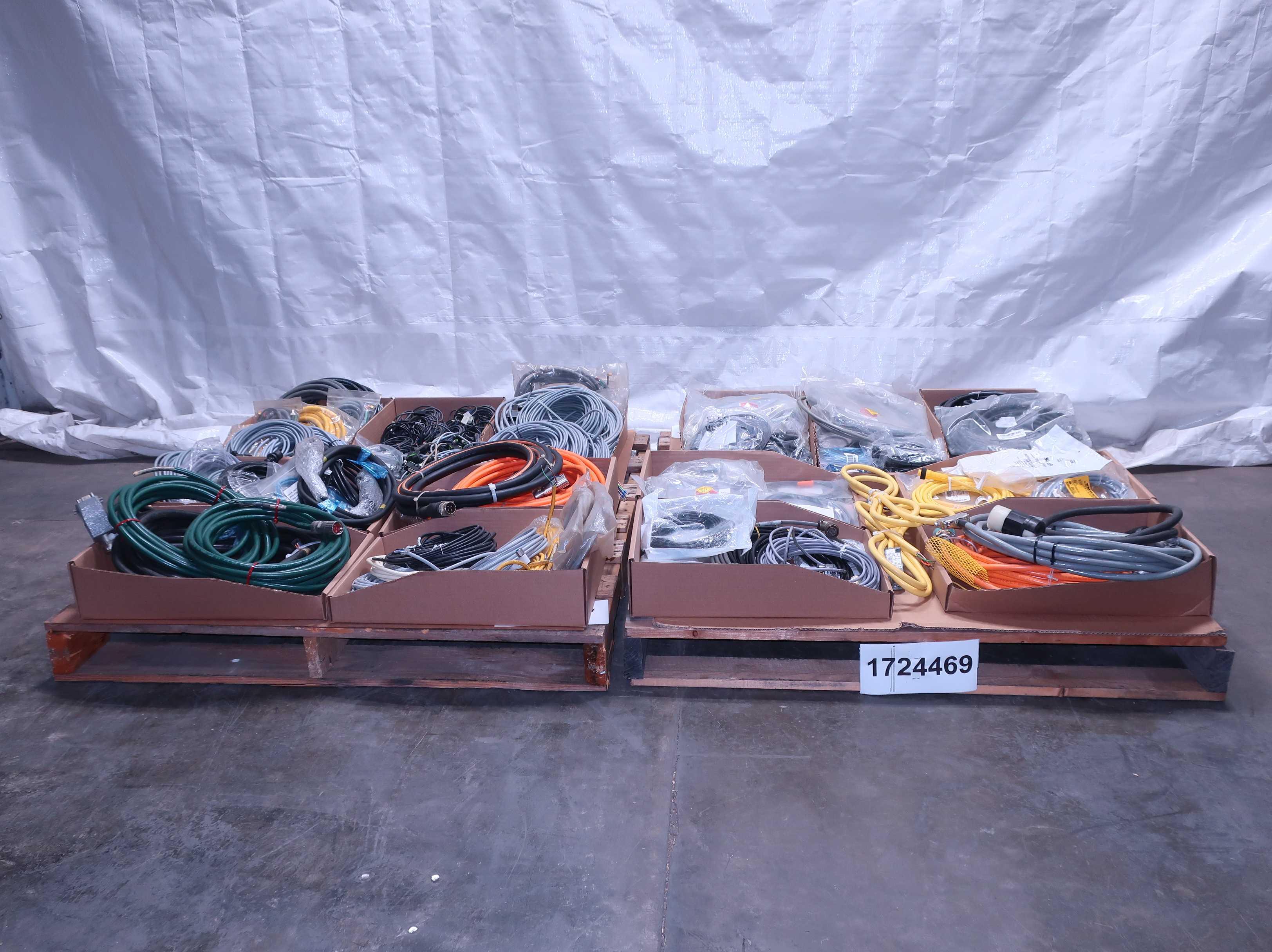 SKU 1724469 - 2 PALLETS OF ASSORTED CORDSETS