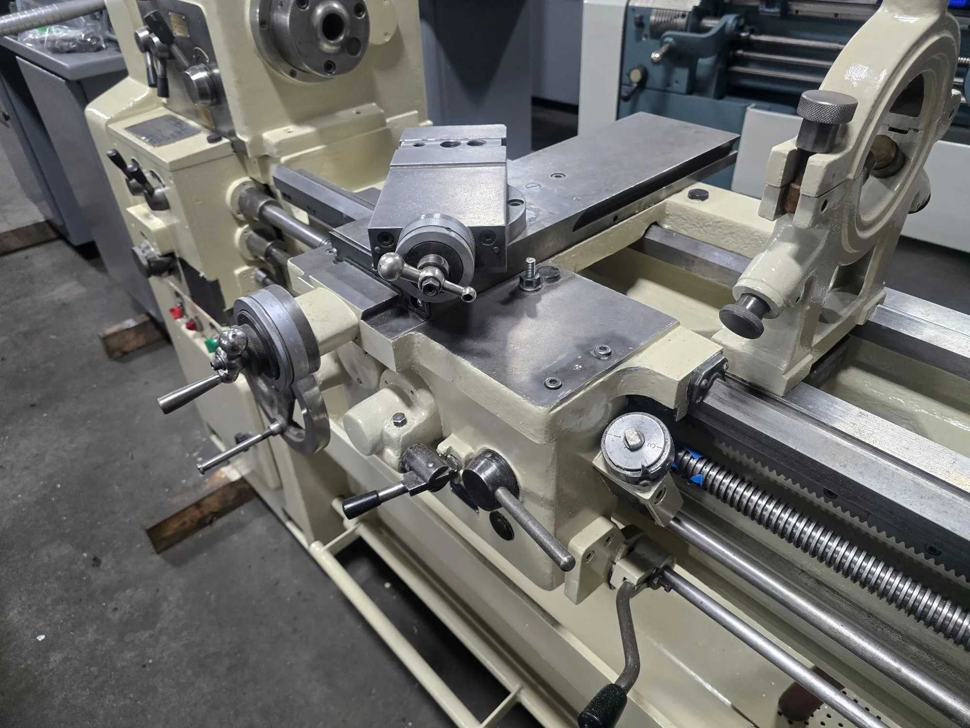 CADILLAC CM1440 ENGINE LATHE 14"X40" 3HP 1-17/32" BORE 83-1800RPM 2650LB - MANUAL LATHES