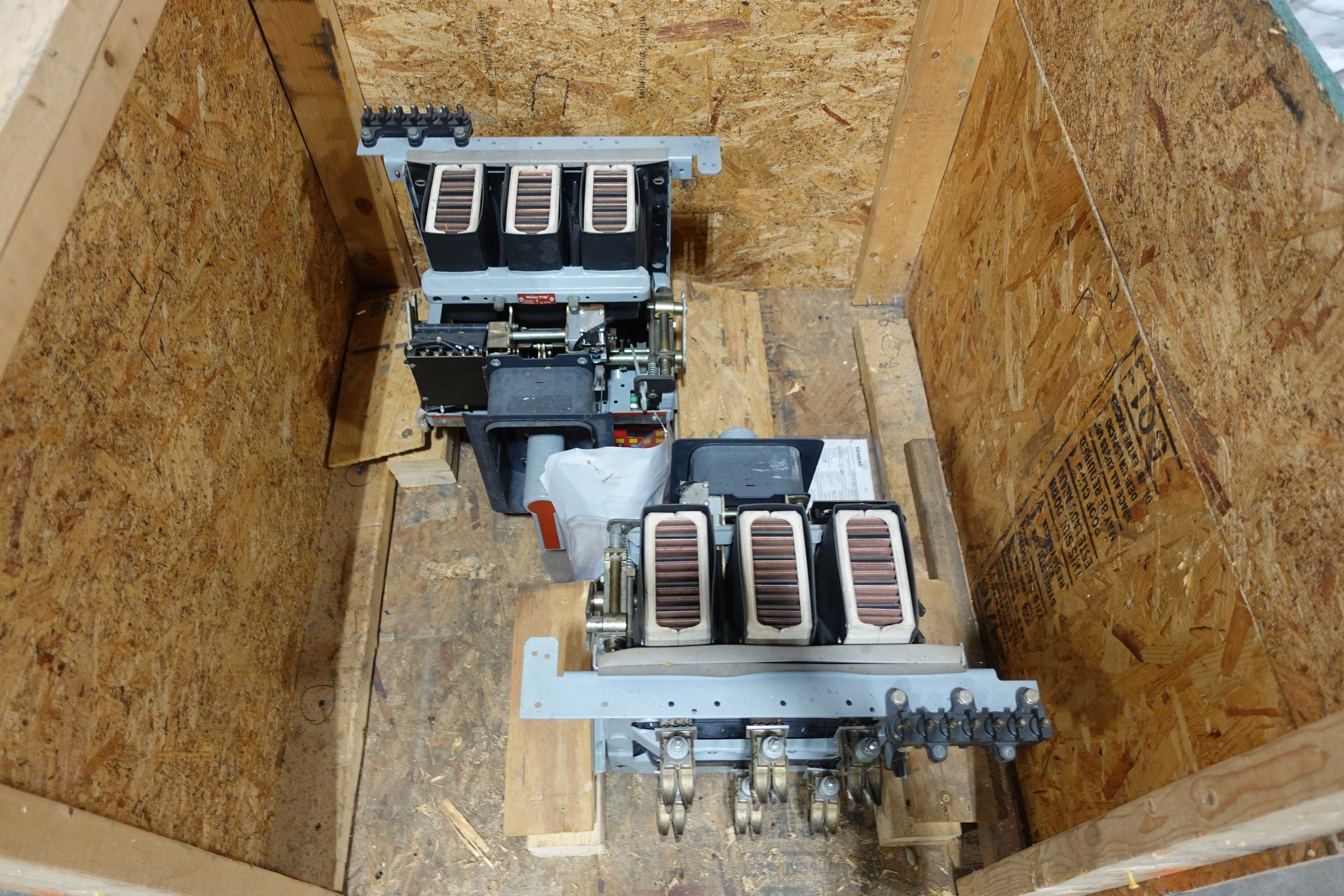 LOT OF 2 GENERAL ELECTRIC AKR-6D-30S LOW VOLTAGE CIRCUIT BREAKERS - CIRCUIT BREAKERS