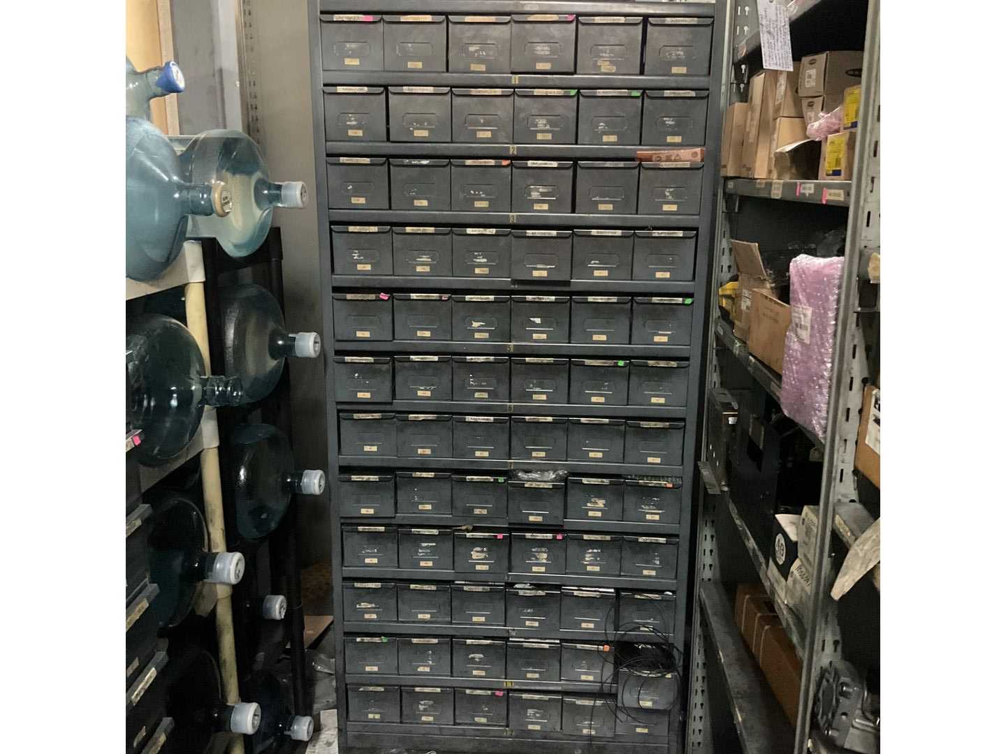 BULK QTY OF DRAWER CABINET WITH CONTENTS - DRAWER CABINET