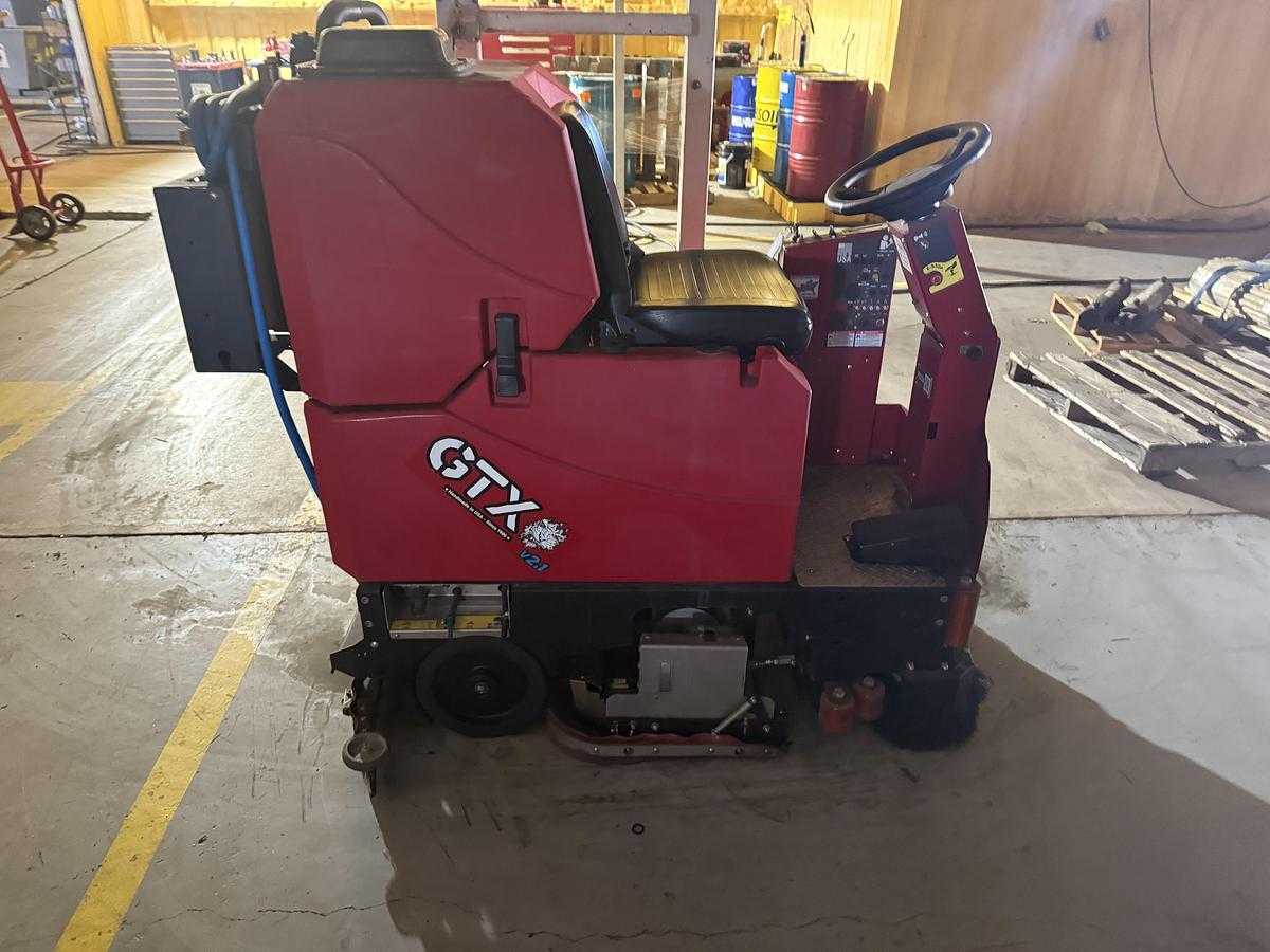 2023 FACTORY CAT GTX RIDE-ON FLOOR SCRUBBER, 25-34 IN WIDTH, 36V, 2.9 MPH, 1,325 LBS OW - FLOOR SCRUBBERS