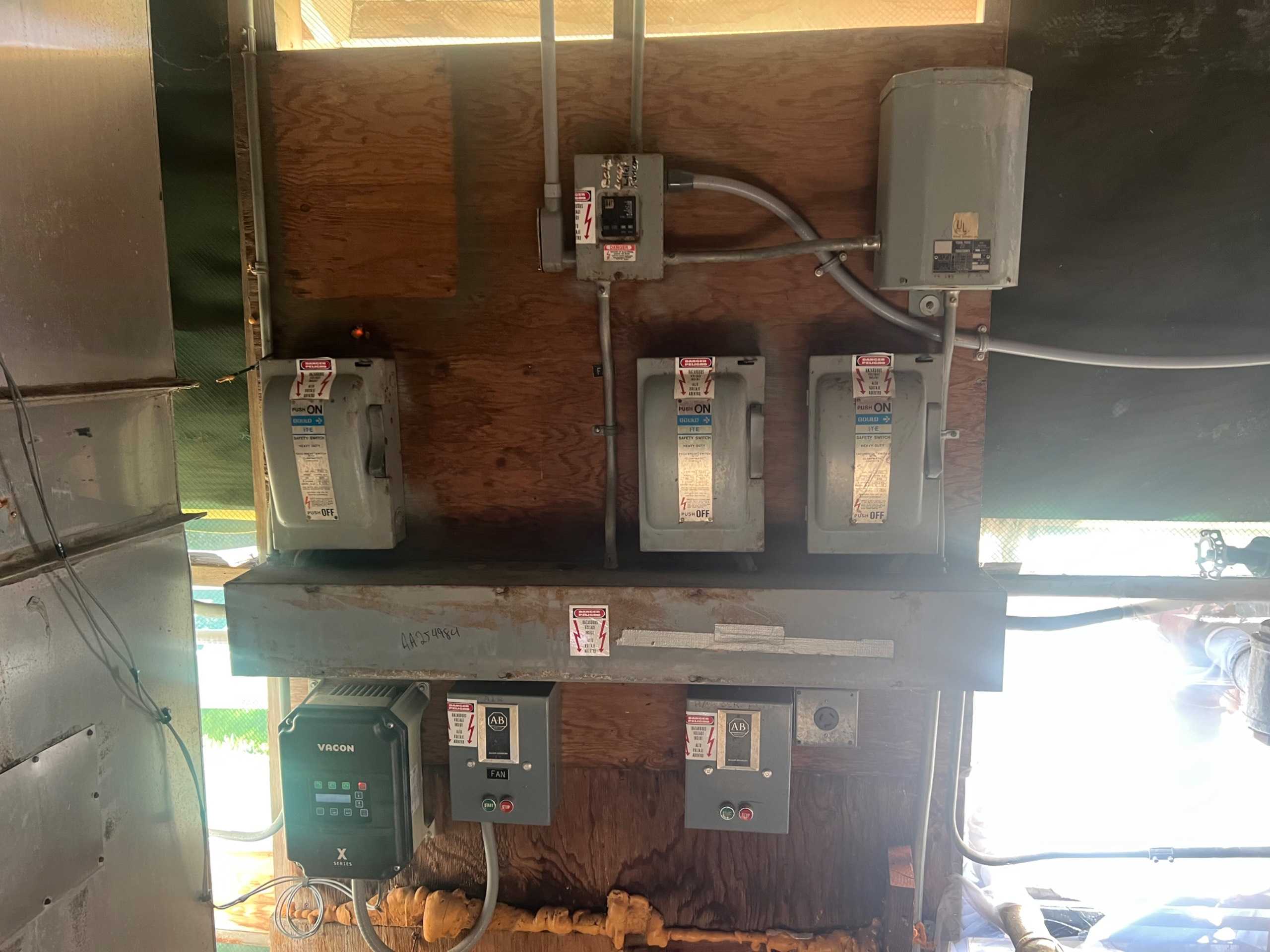 BULK QTY OF ELECTRICAL EQUIPMENT - ELECTRICAL EQUIPMENT