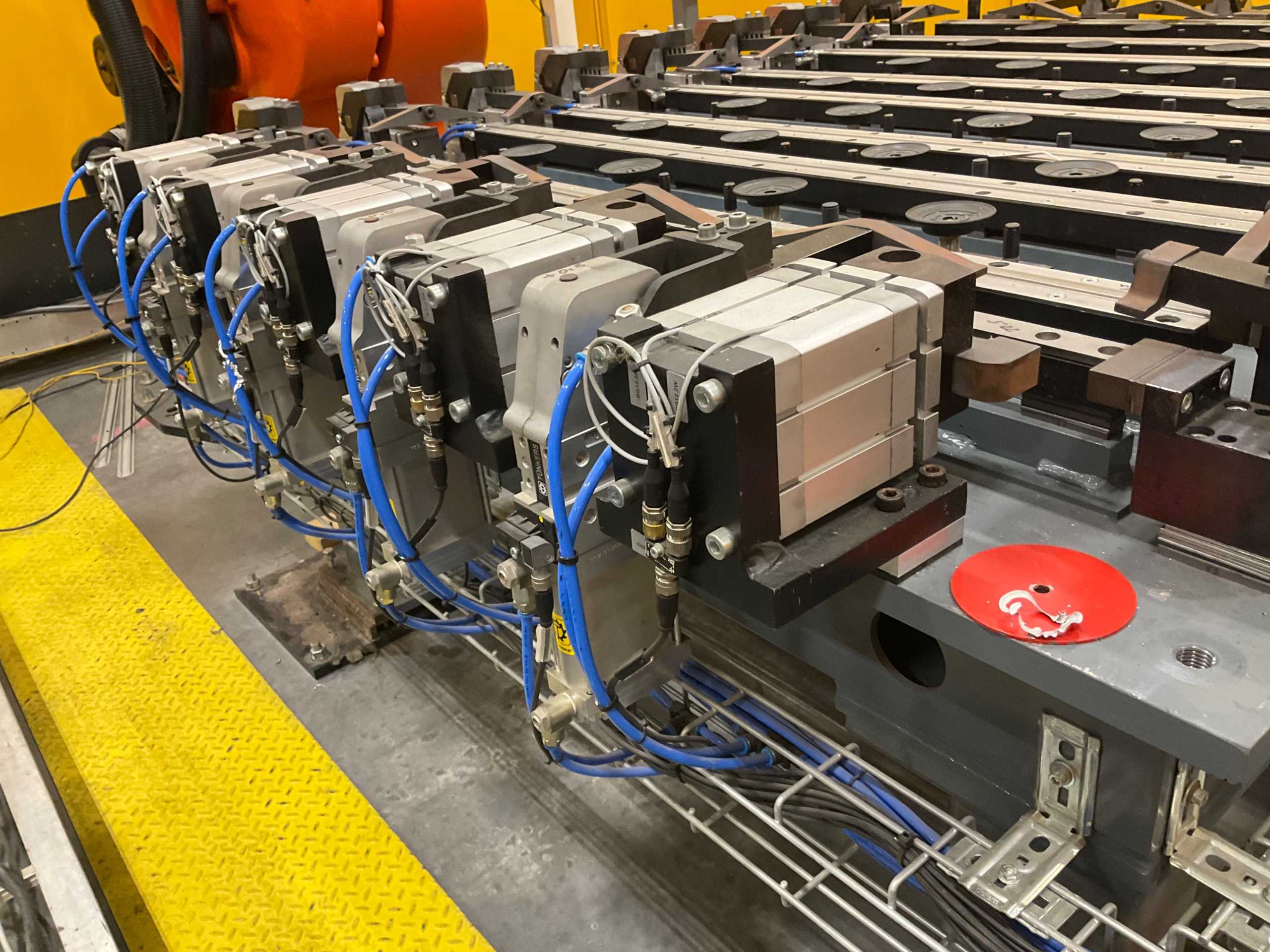 ROBOTIC CLAMPING FIXTURE TABLE - ROBOT PARTS