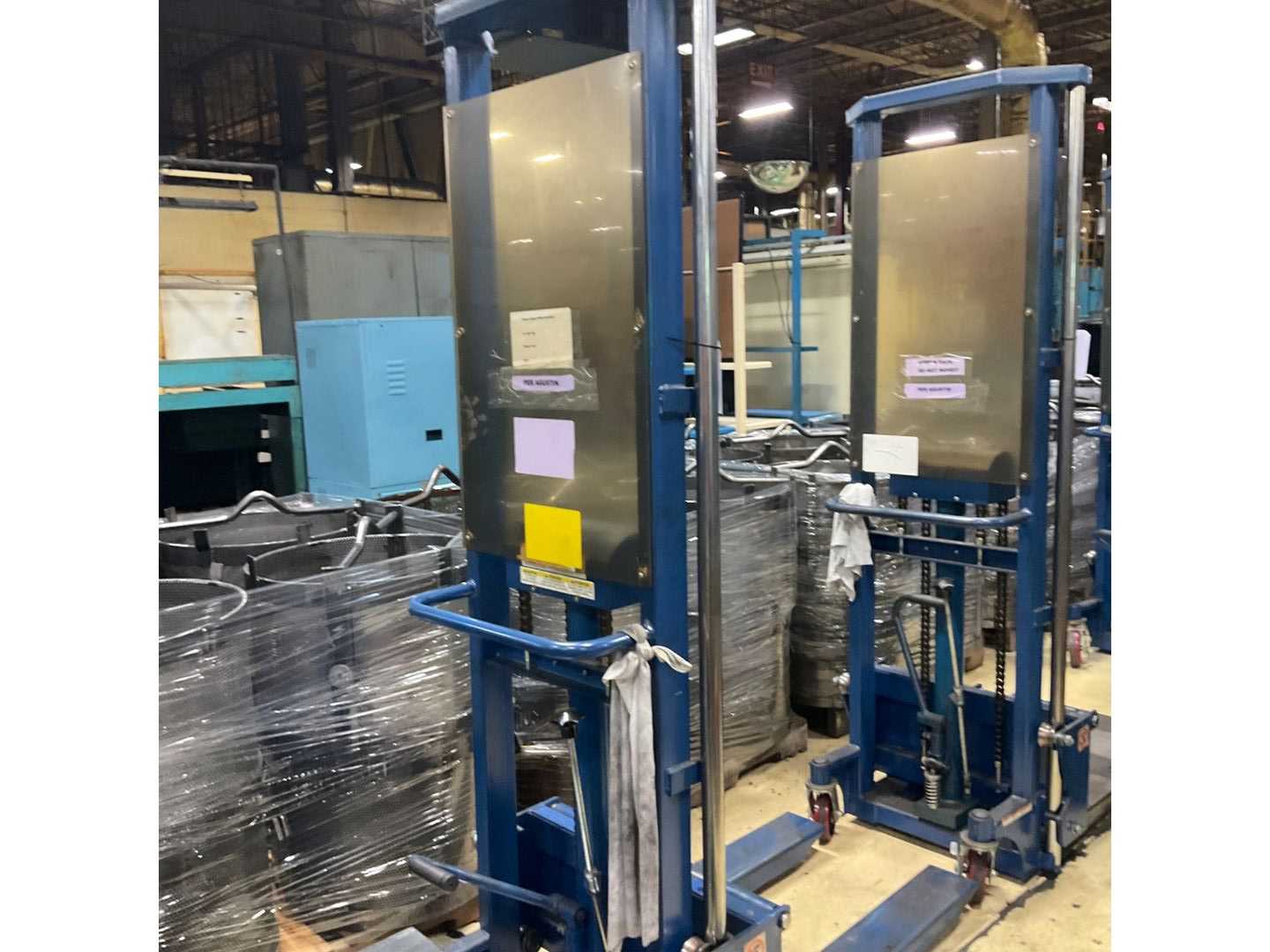 HYDRAULIC STRADDLE STACKER - MATERIAL HANDLING