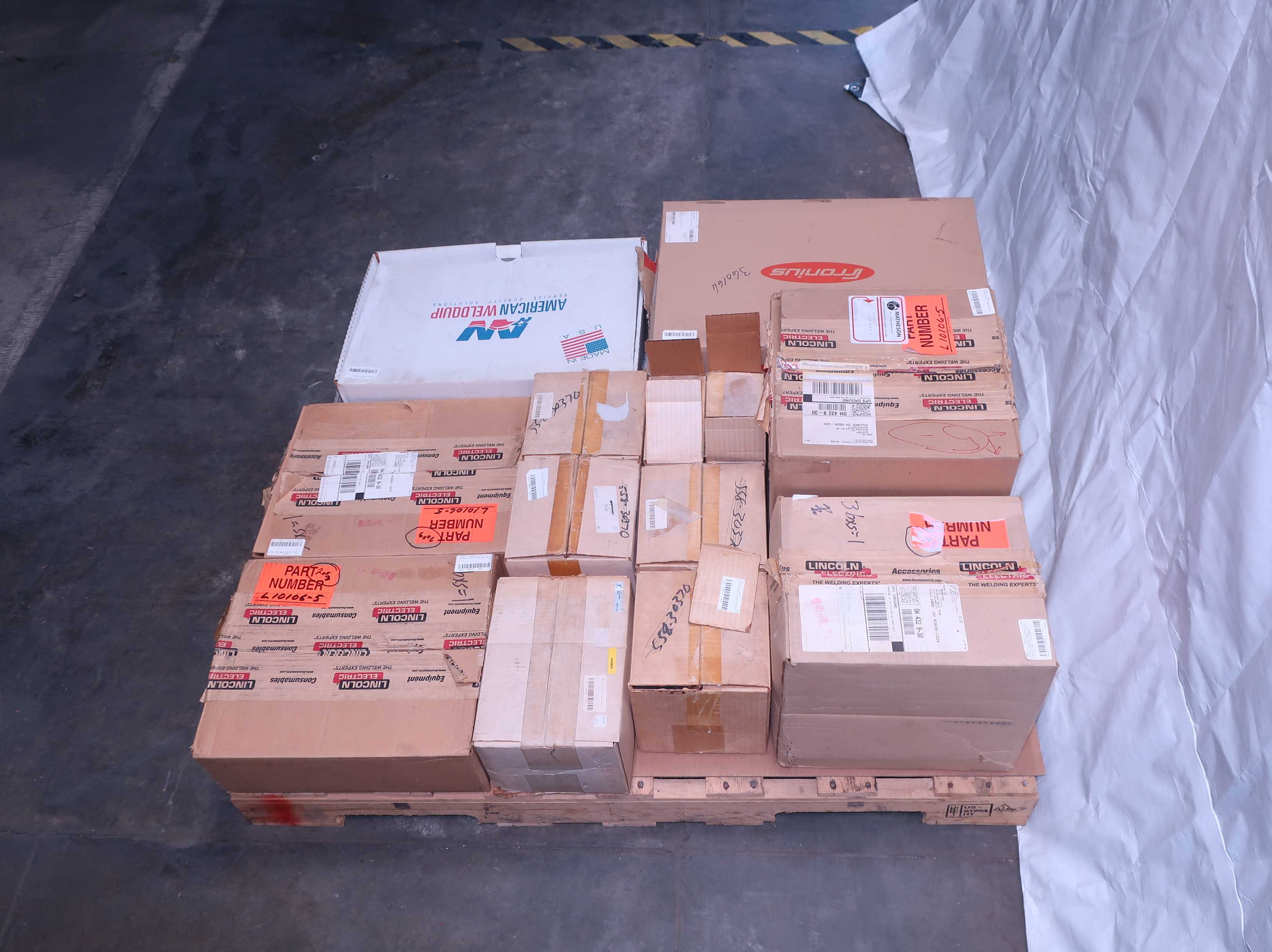 PALLET OF ASSORTED WELDING - WELDING EQUIPMENT
